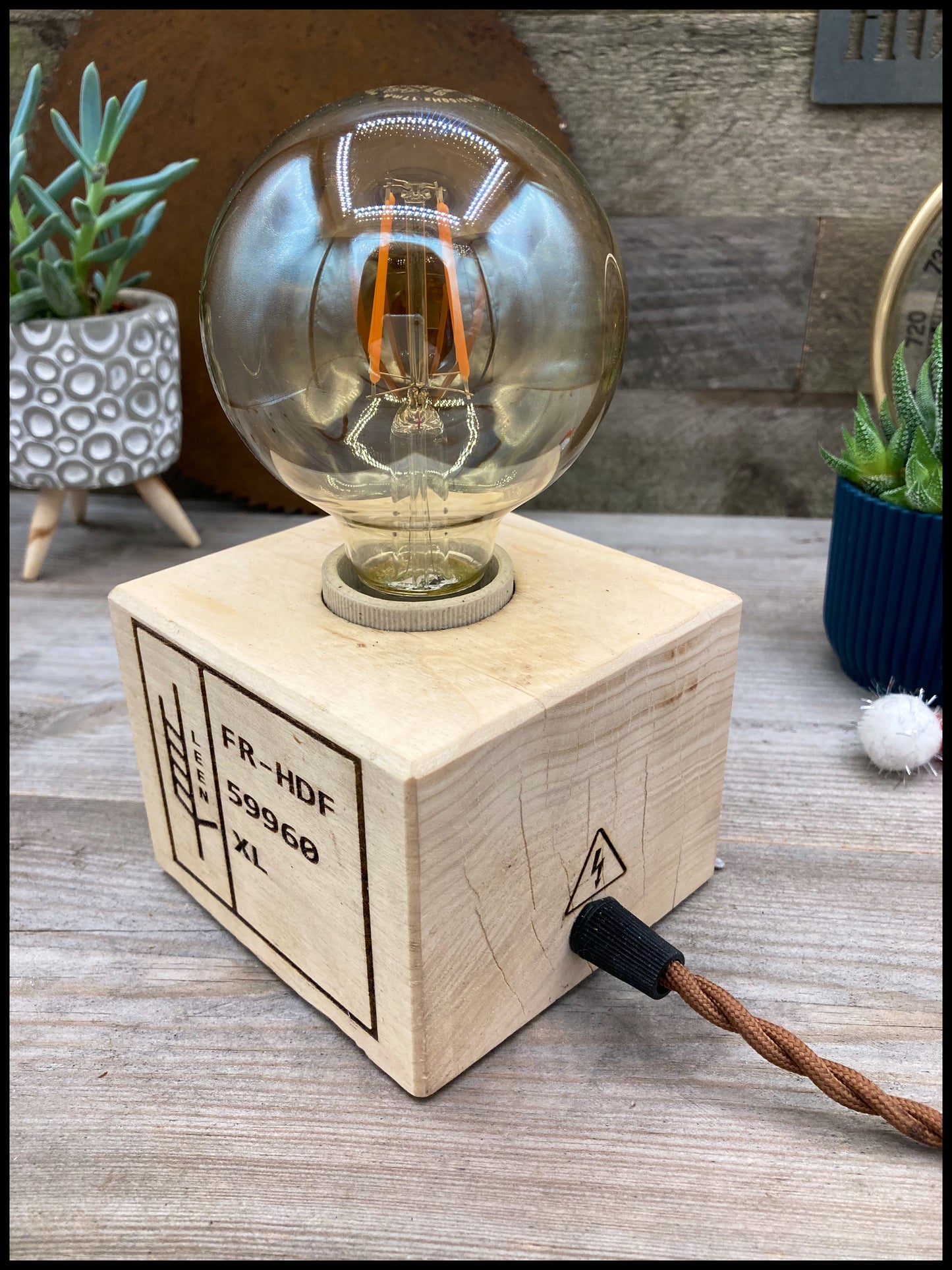 Industrial lamp in pallet cube: la Palampe