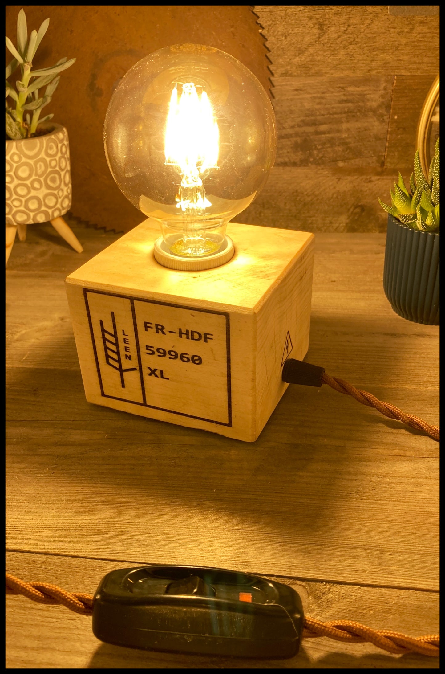 Industrial lamp in pallet cube: la Palampe