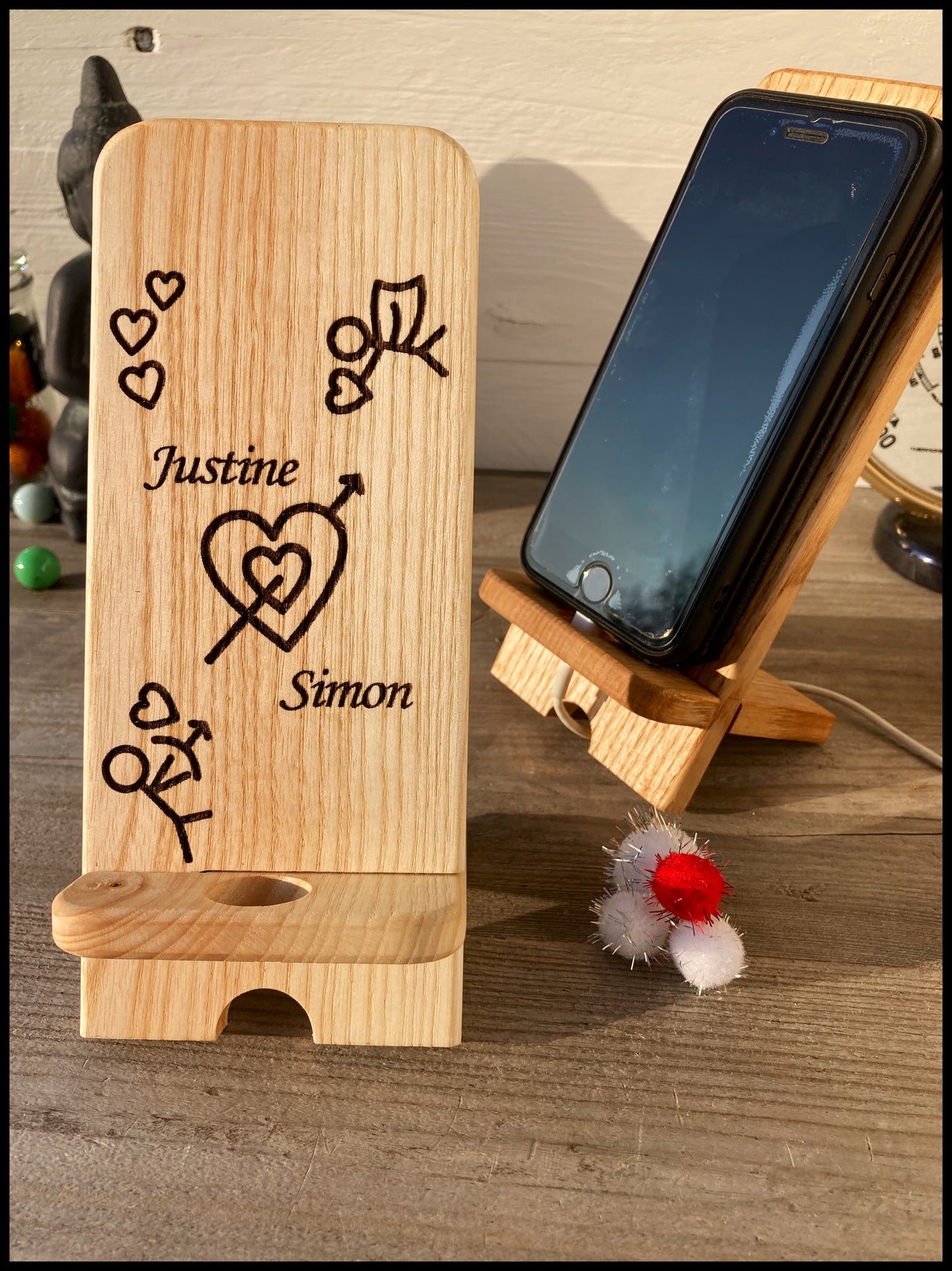 Dismountable telephone support in solid ash wood: the “invaders” ash Telenkit