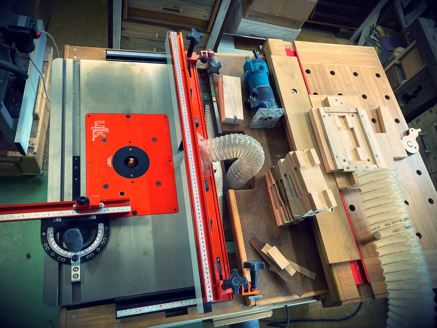 Étape de fabrication d’une boîte à bijoux petit format en bois massif de frêne olivier, houx et racine de pommier dans l’atelier