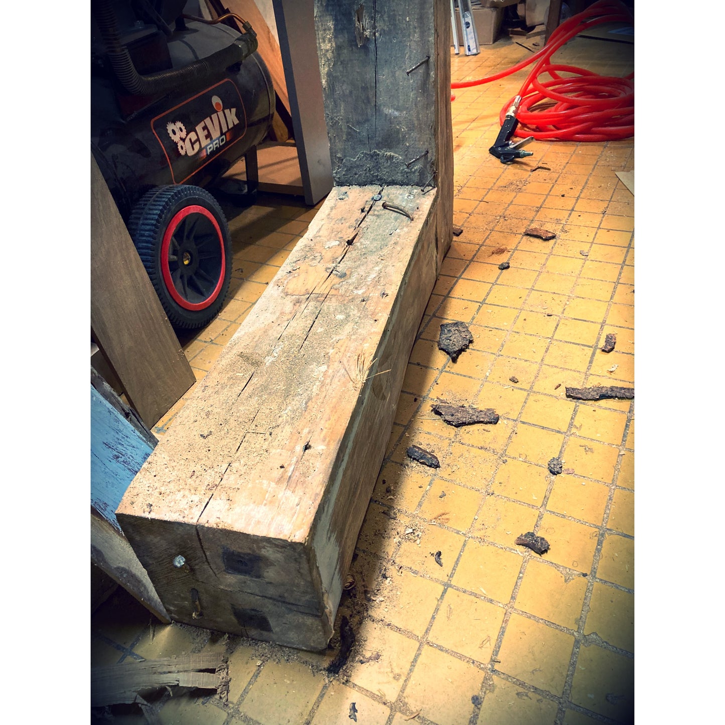 Étape de fabrication d’une lampe en bois massif de chêne avec clés de cytise: la poutre