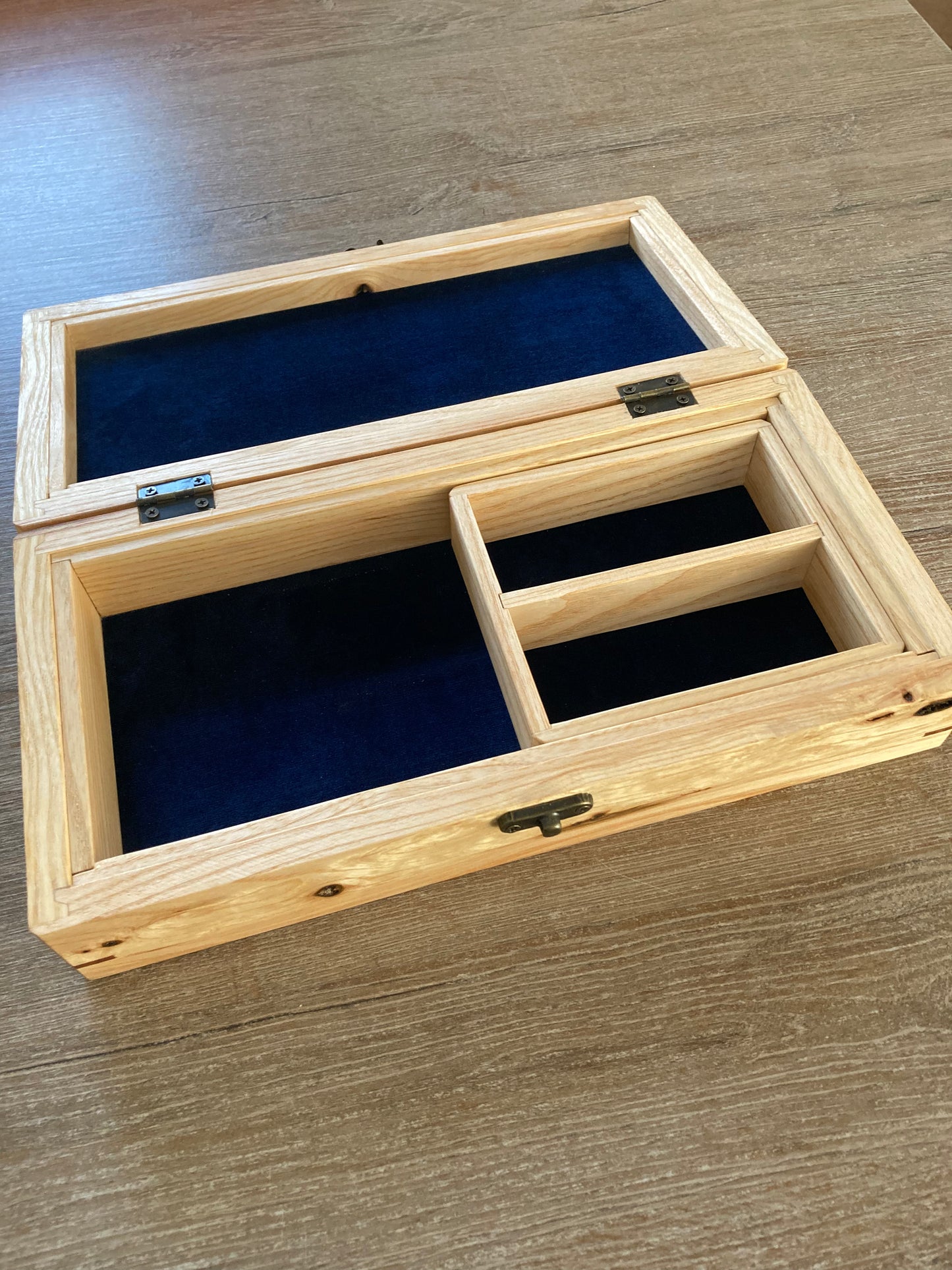 Boîte à bijoux en bois massif de frêne et d'érable avec clés d'aubépine, intérieur modulable, velours bleu royal