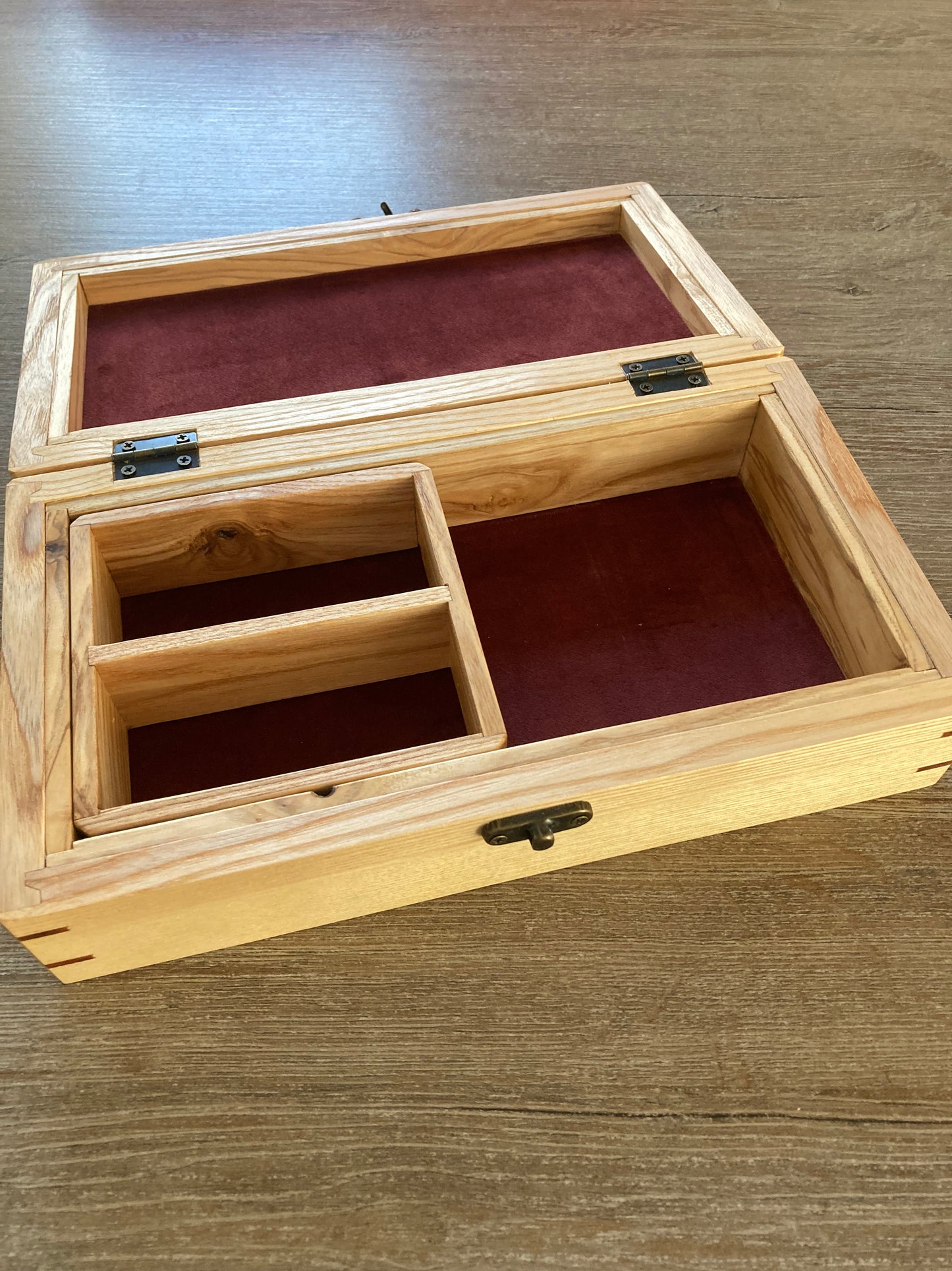 Boîte à bijoux en bois massif de frêne avec clés d'aubépine, intérieur modulable, velours rouge-bordeaux