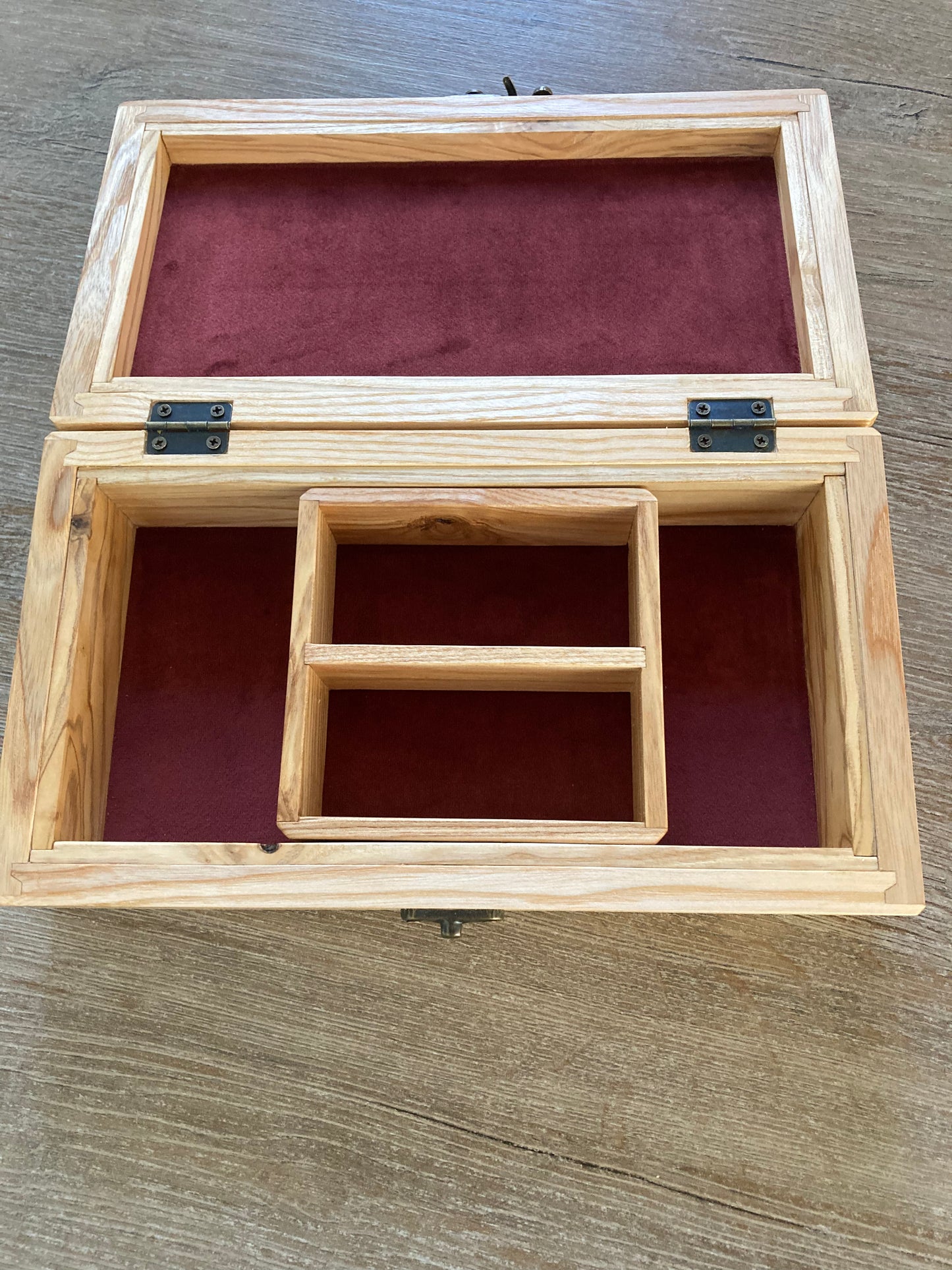 Boîte à bijoux en bois massif de frêne avec clés d'aubépine, intérieur modulable, velours rouge-bordeaux
