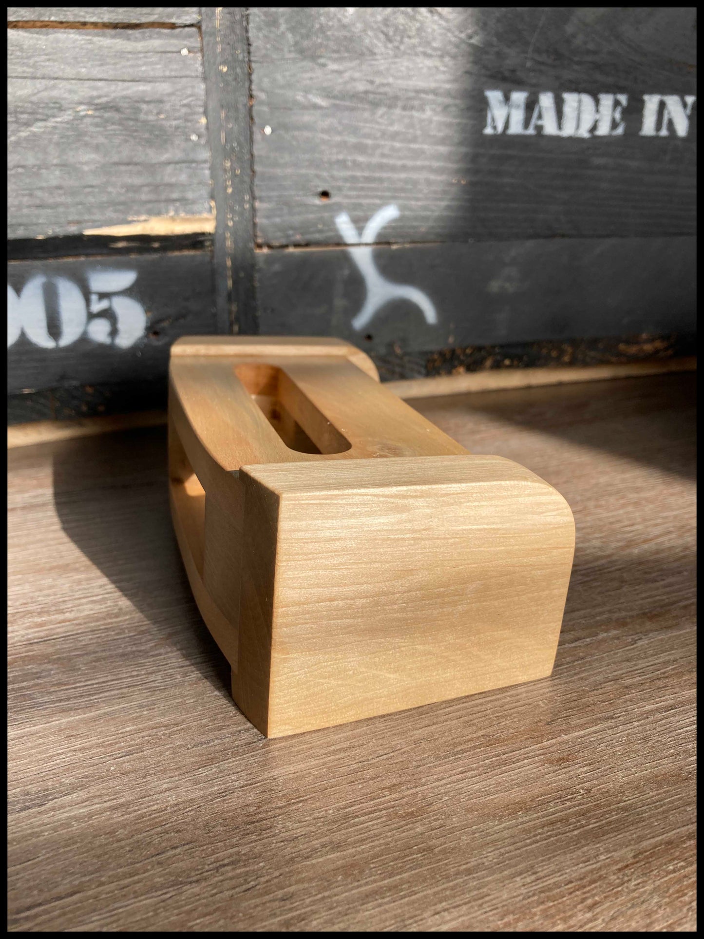 Passive speaker in solid hornbeam and ash wood: the resonant Charmette. 
