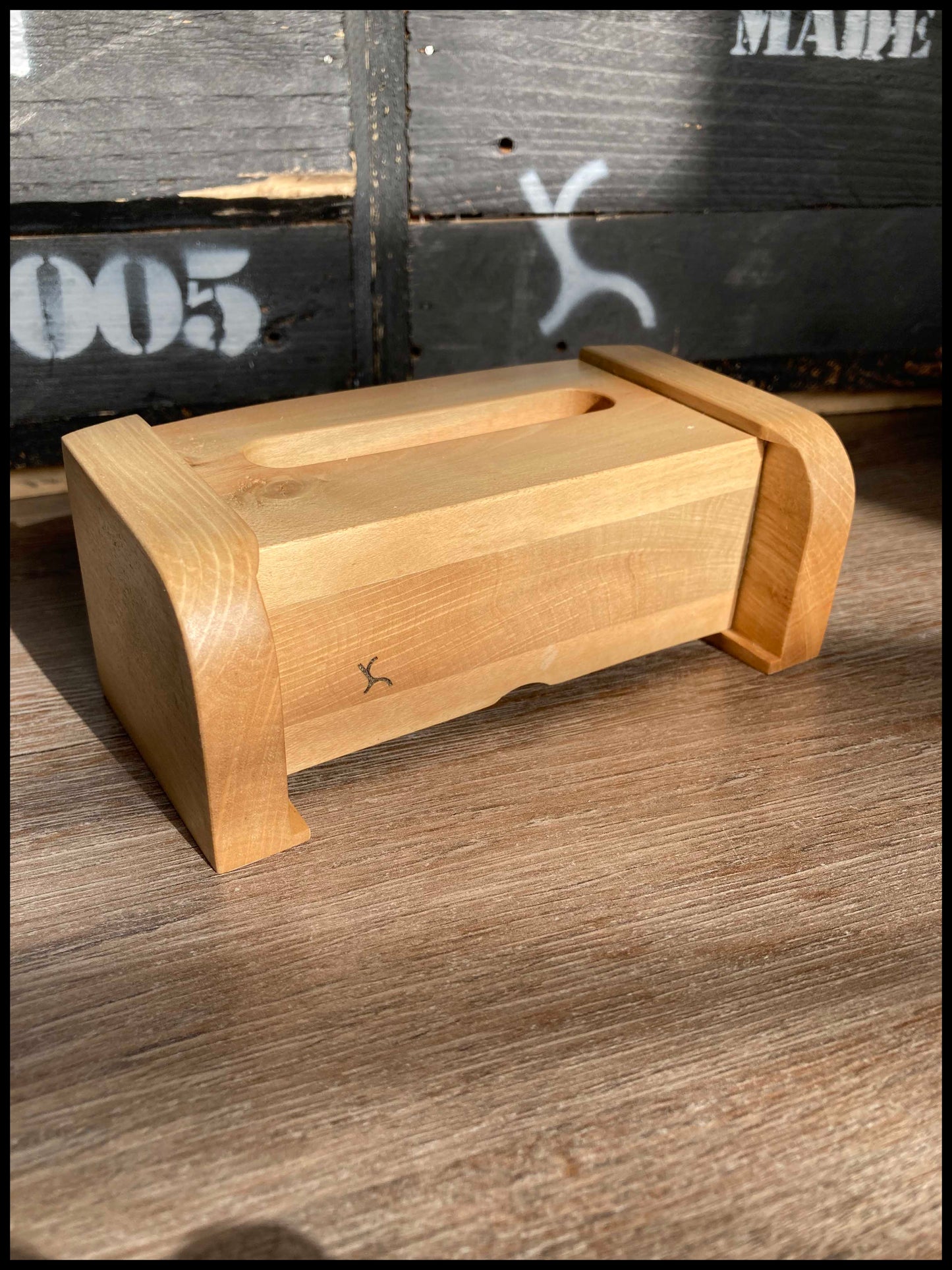 Passive speaker in solid hornbeam and ash wood: the resonant Charmette. 