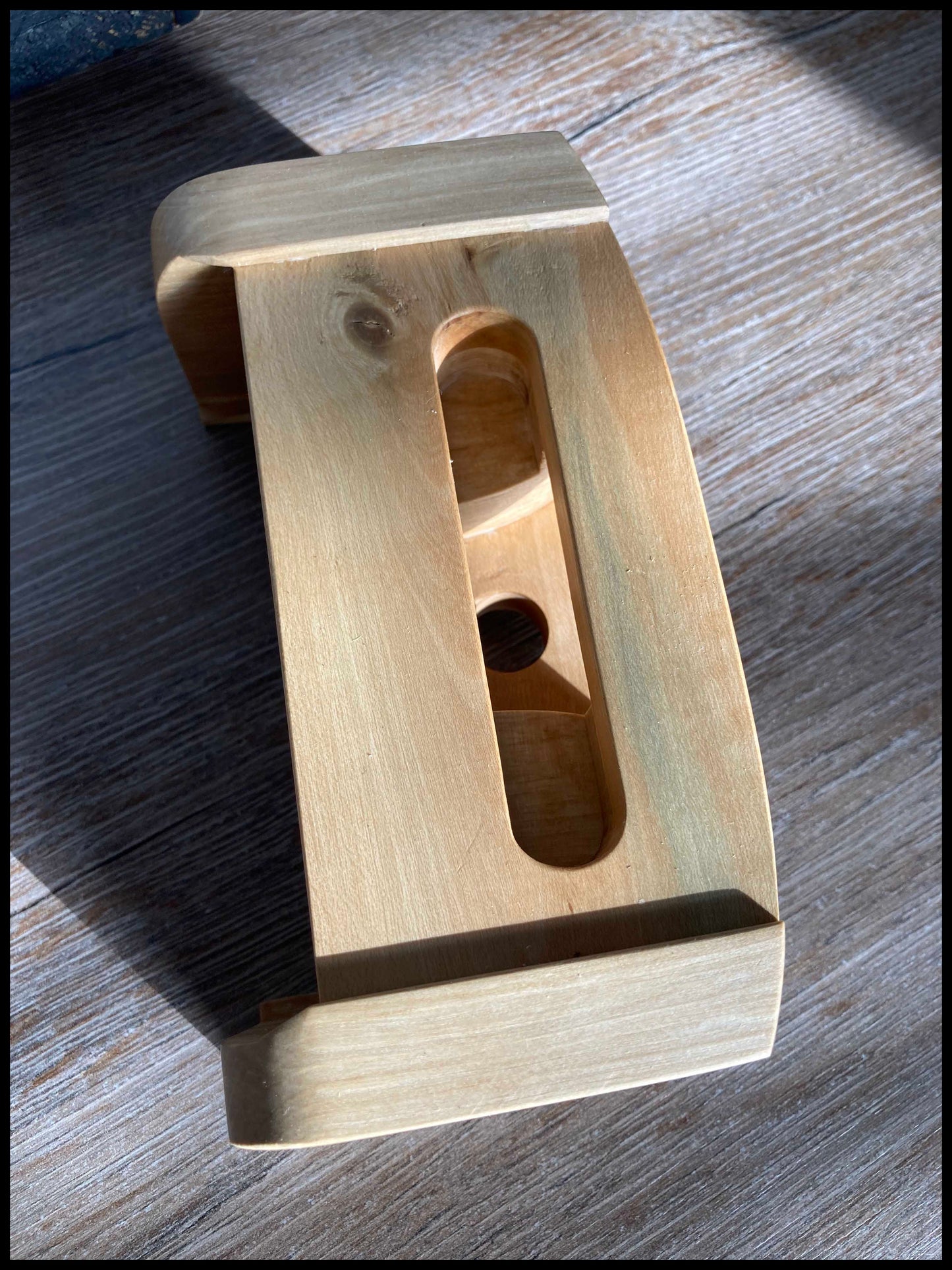 Passive speaker in solid hornbeam and ash wood: the resonant Charmette. 