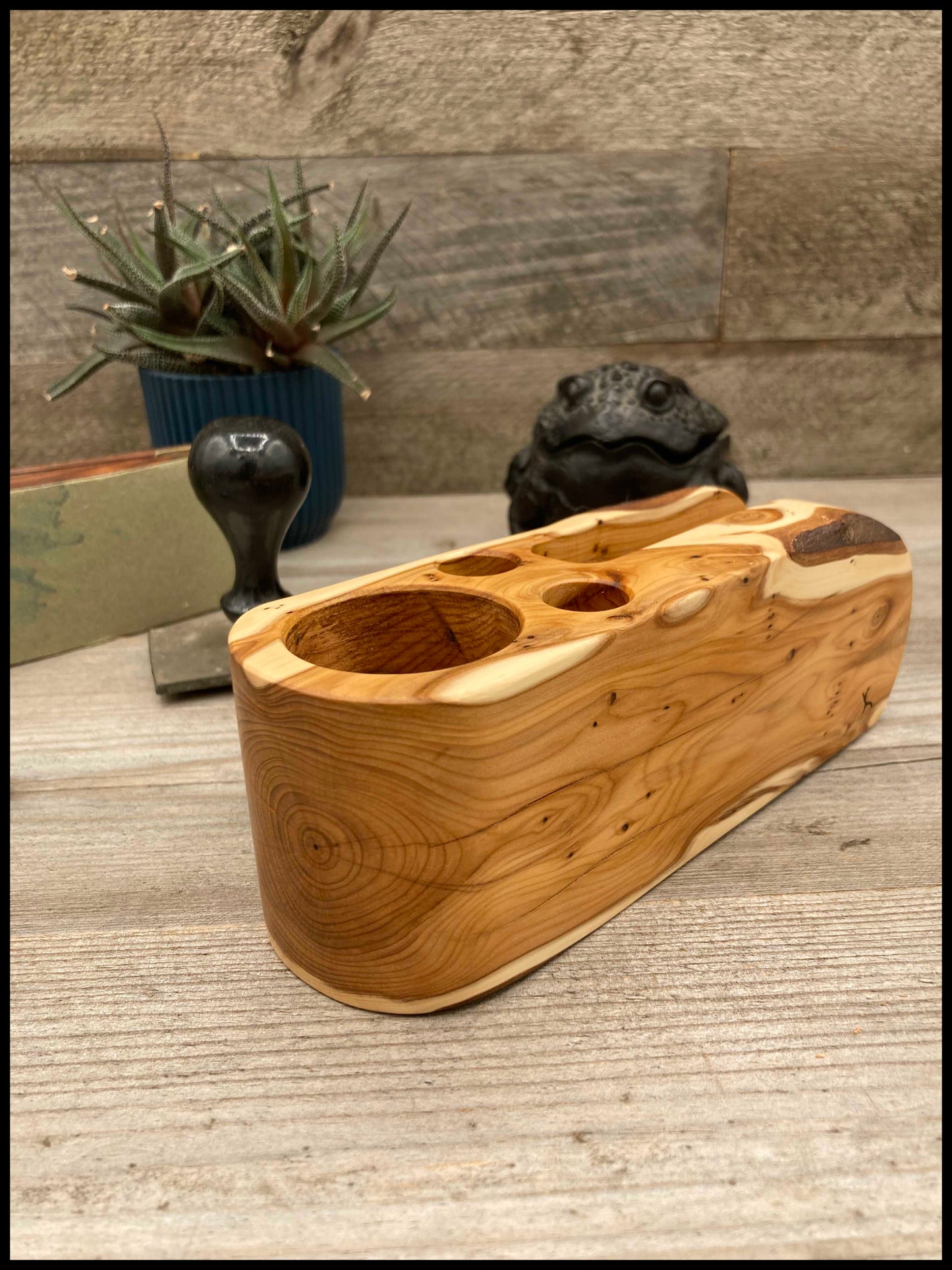 Solid thuja wood desk organizer: a desk Thurganizer