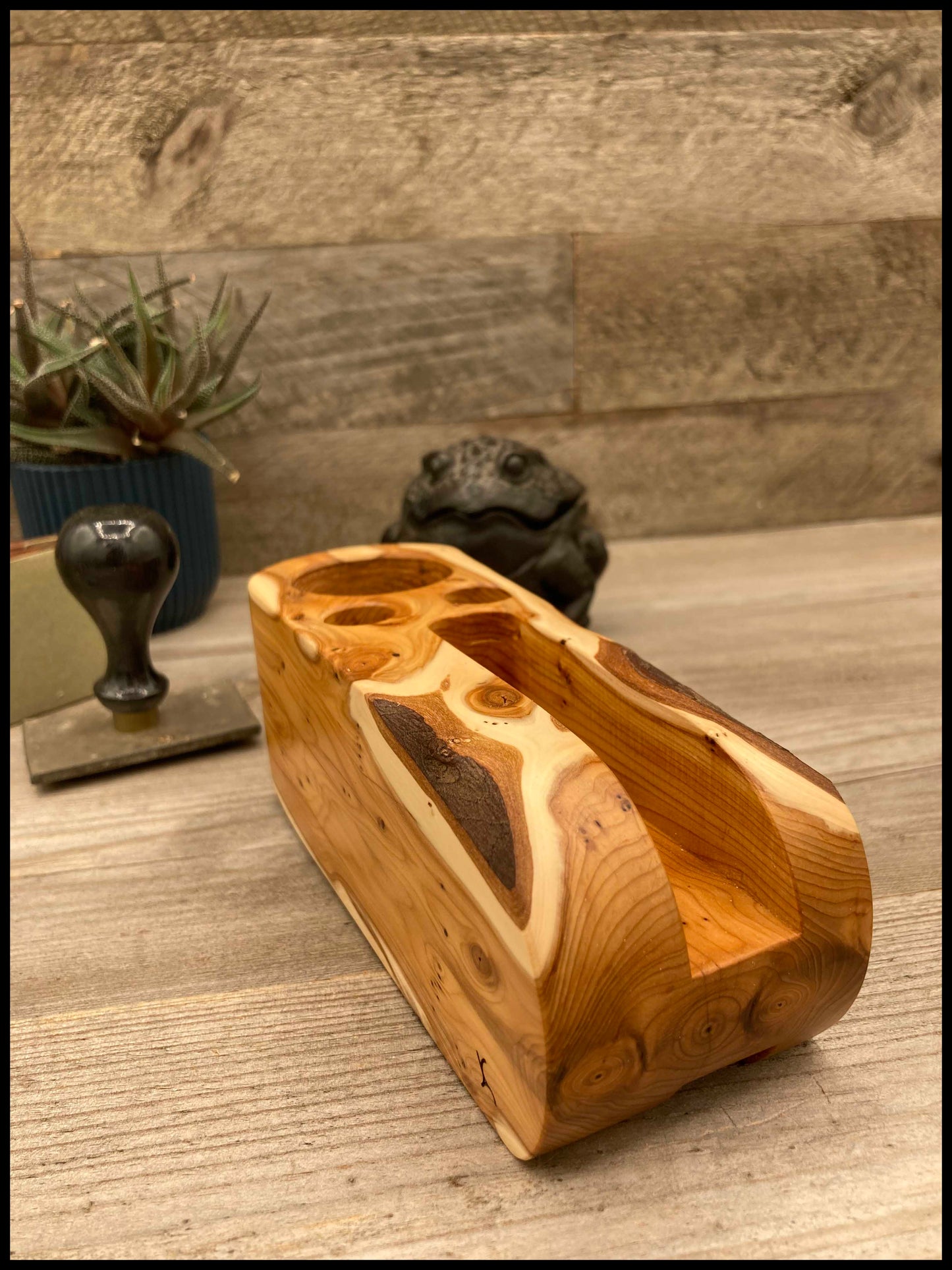 Solid thuja wood desk organizer: a desk Thurganizer