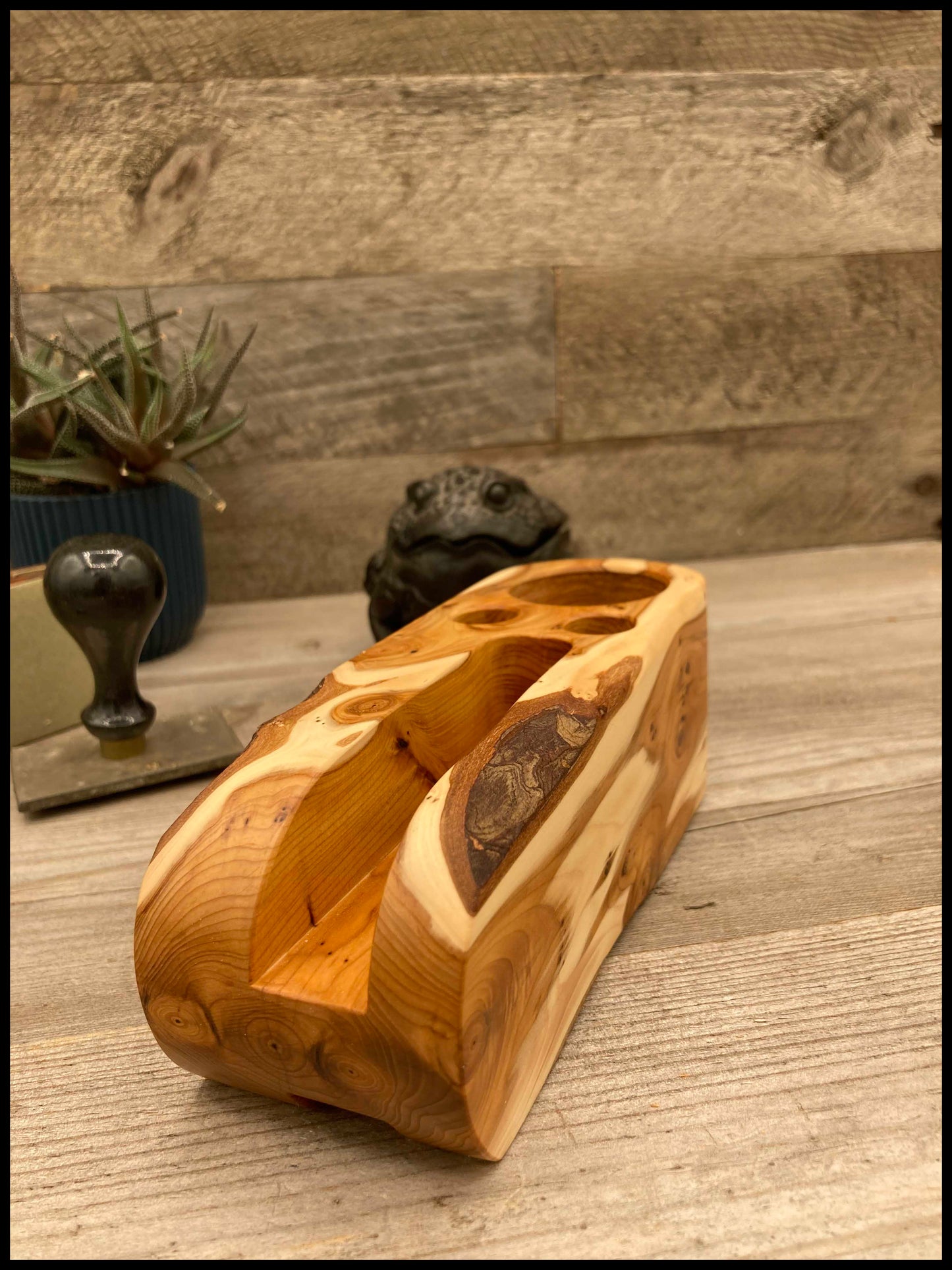 Solid thuja wood desk organizer: a desk Thurganizer