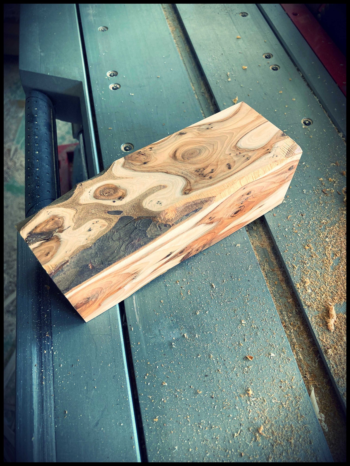 Solid thuja wood desk organizer: a desk Thurganizer