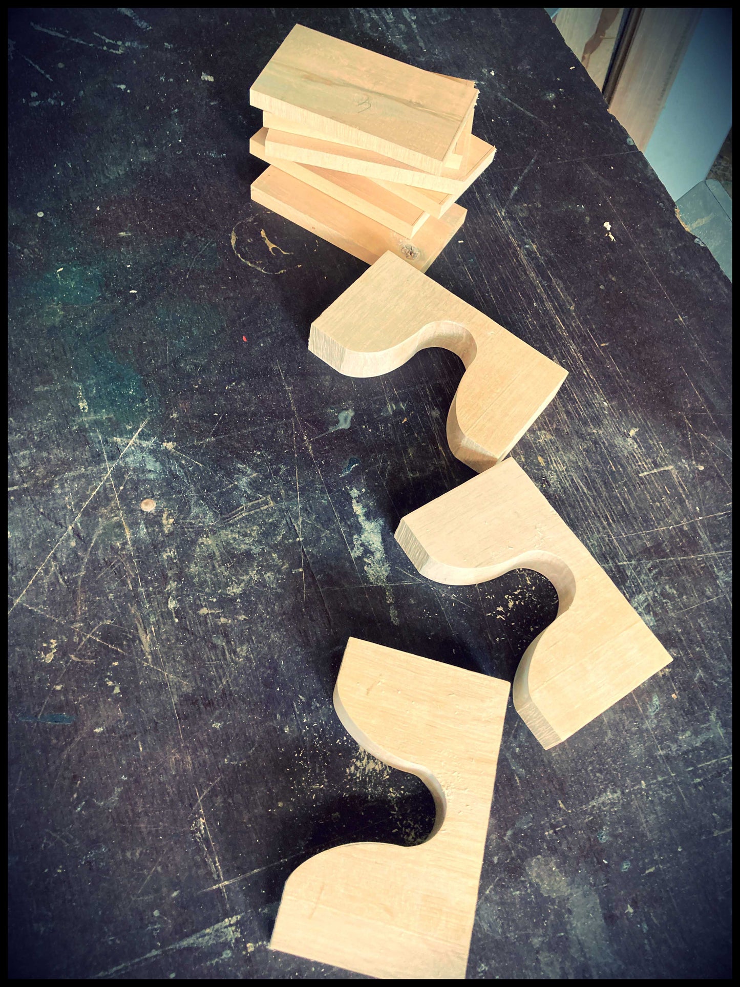 Passive speaker in solid hornbeam and ash wood: the resonant Charmette. 