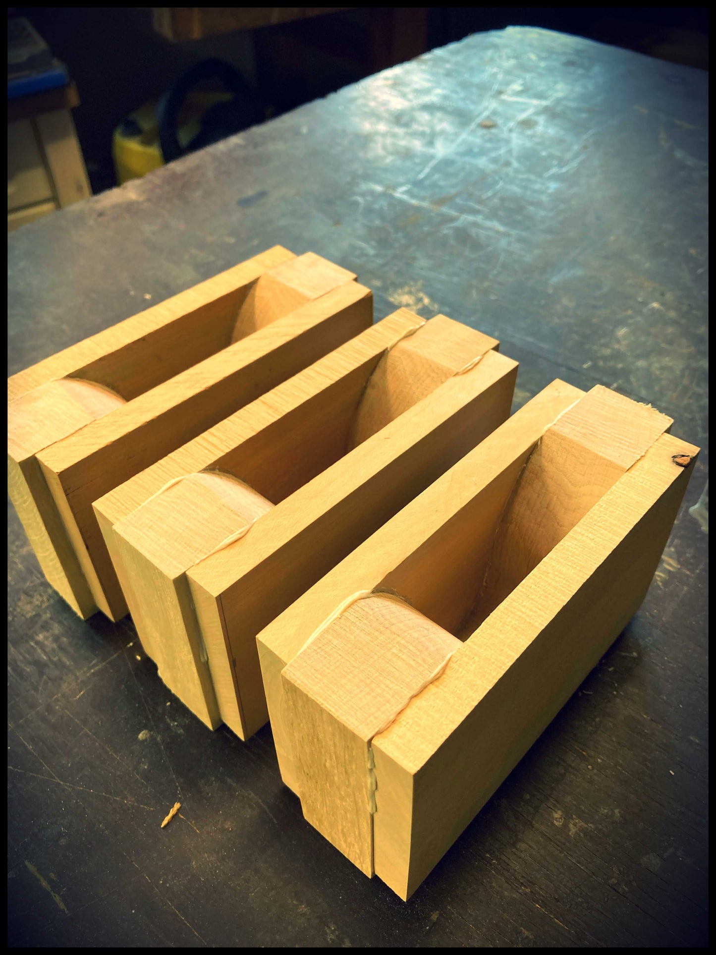 Passive speaker in solid hornbeam and ash wood: the resonant Charmette. 