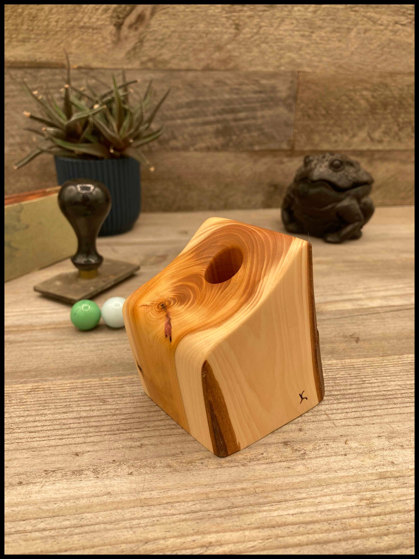 Solid thuja wood desk organizer: a desk Thurganizer