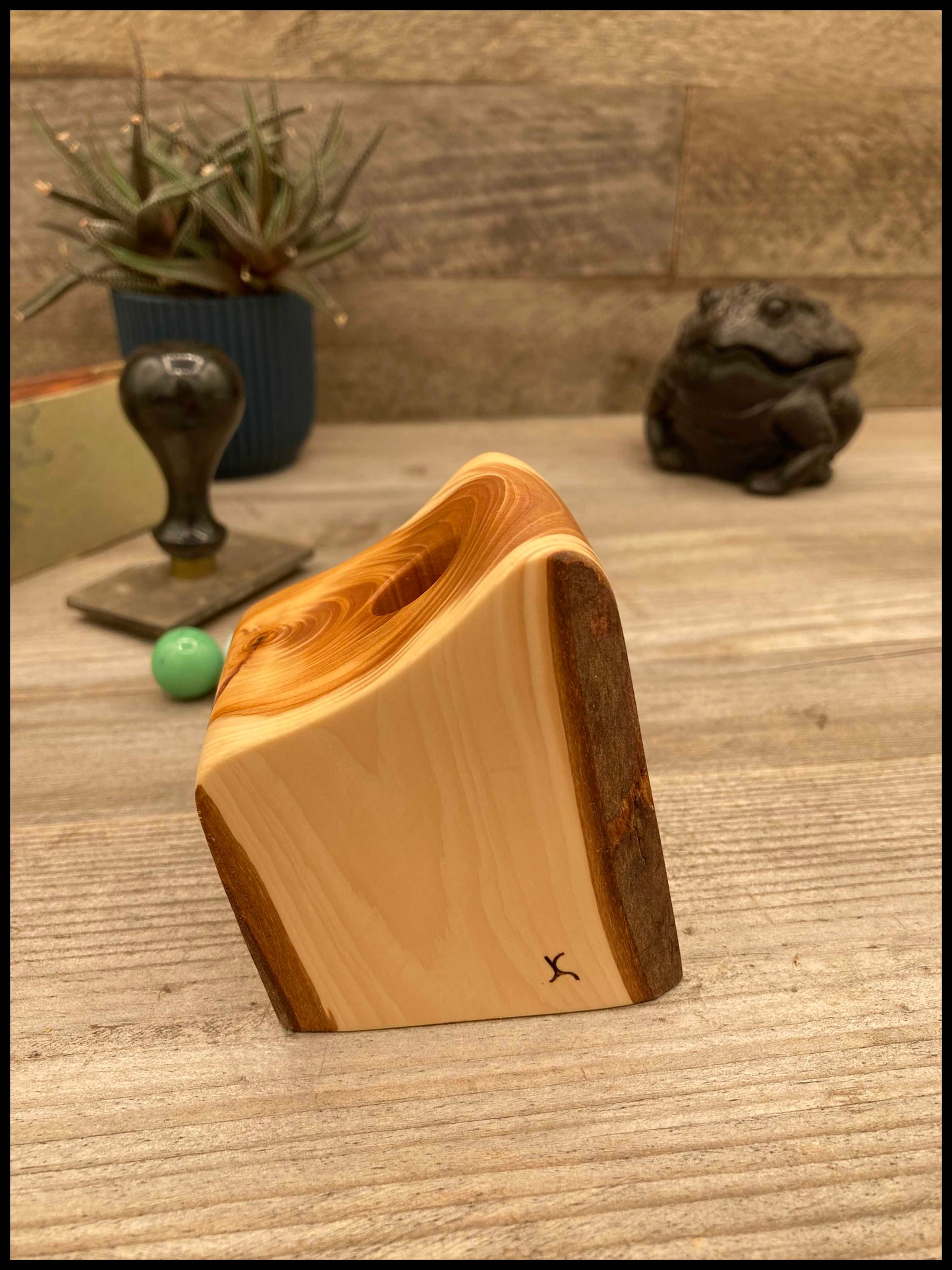 Solid thuja wood desk organizer: a desk Thurganizer