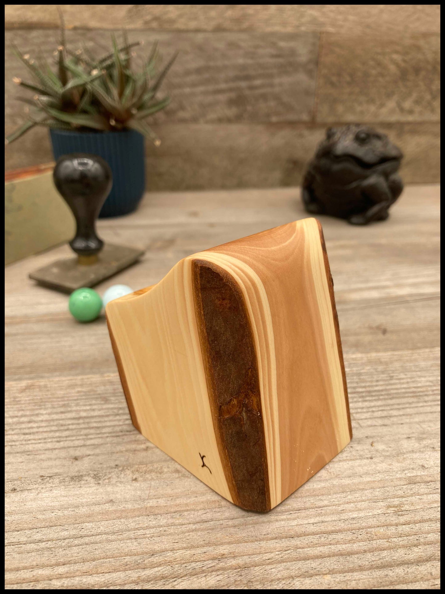 Solid thuja wood desk organizer: a desk Thurganizer