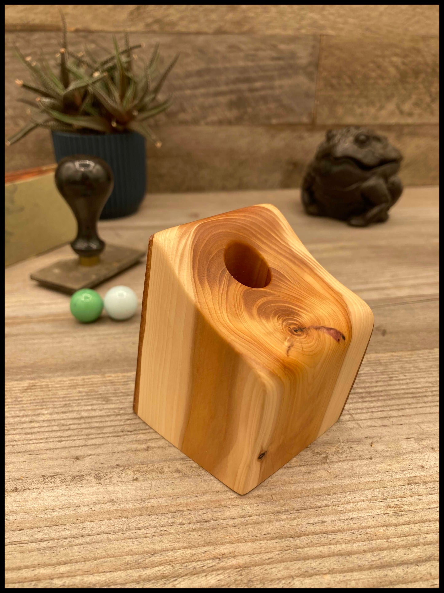 Solid thuja wood desk organizer: a desk Thurganizer