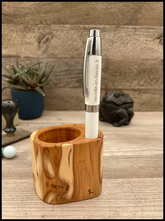 Solid thuja wood desk organizer: a desk Thurganizer