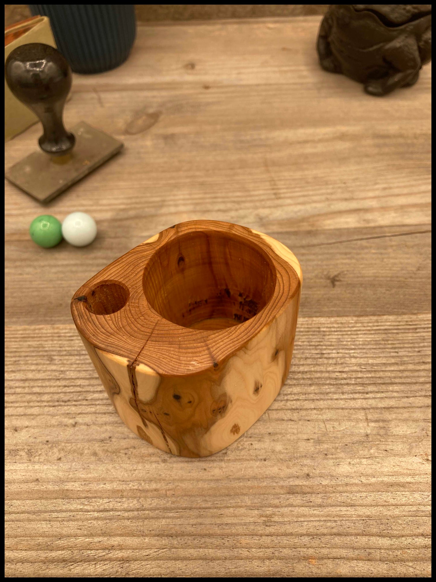 Solid thuja wood desk organizer: a desk Thurganizer
