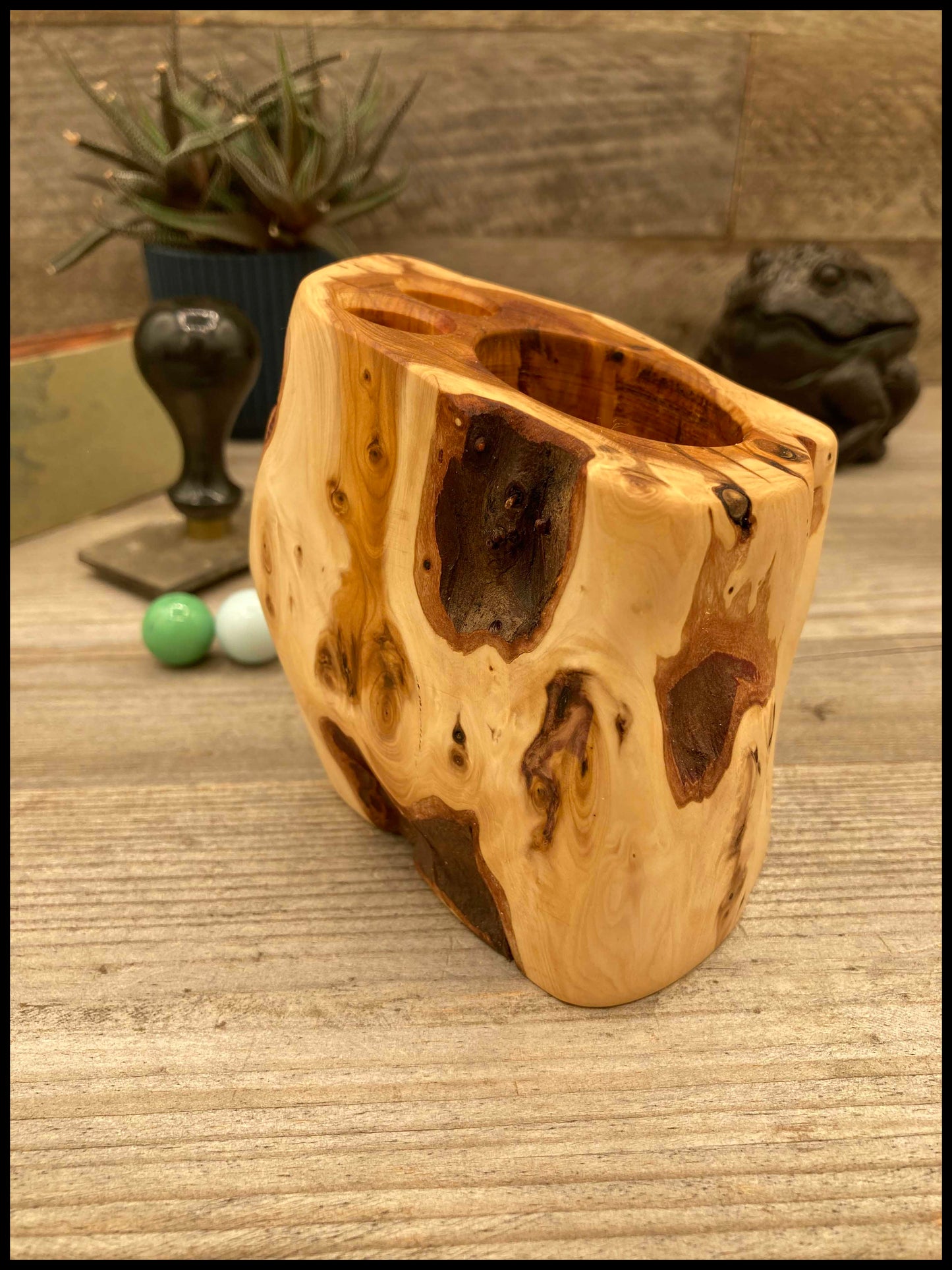 Solid thuja wood desk organizer: a desk Thurganizer