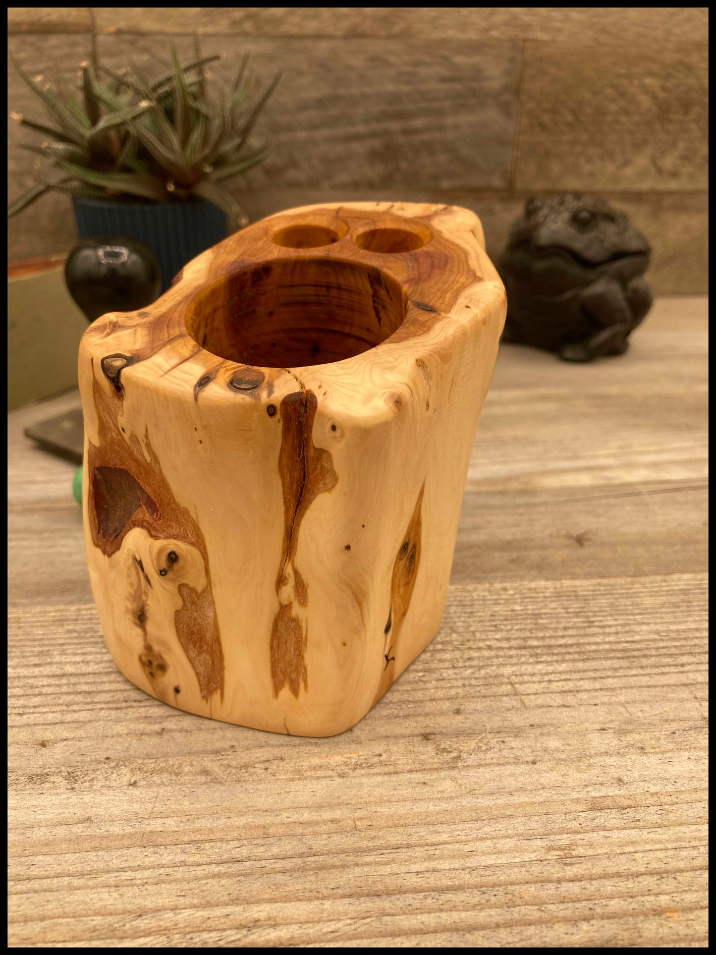 Solid thuja wood desk organizer: a desk Thurganizer