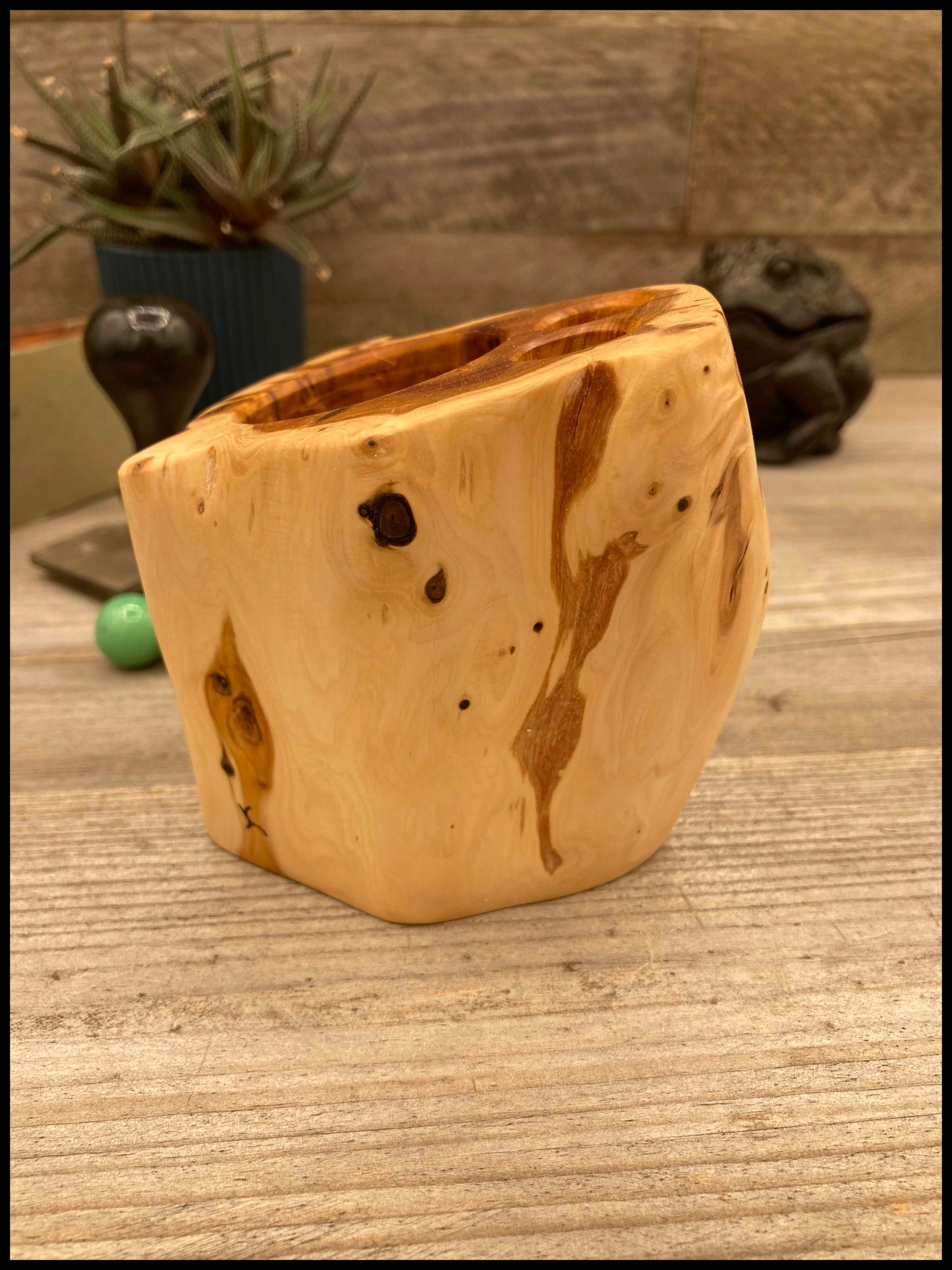 Solid thuja wood desk organizer: a desk Thurganizer