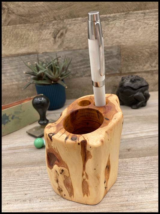 Solid thuja wood desk organizer: a desk Thurganizer
