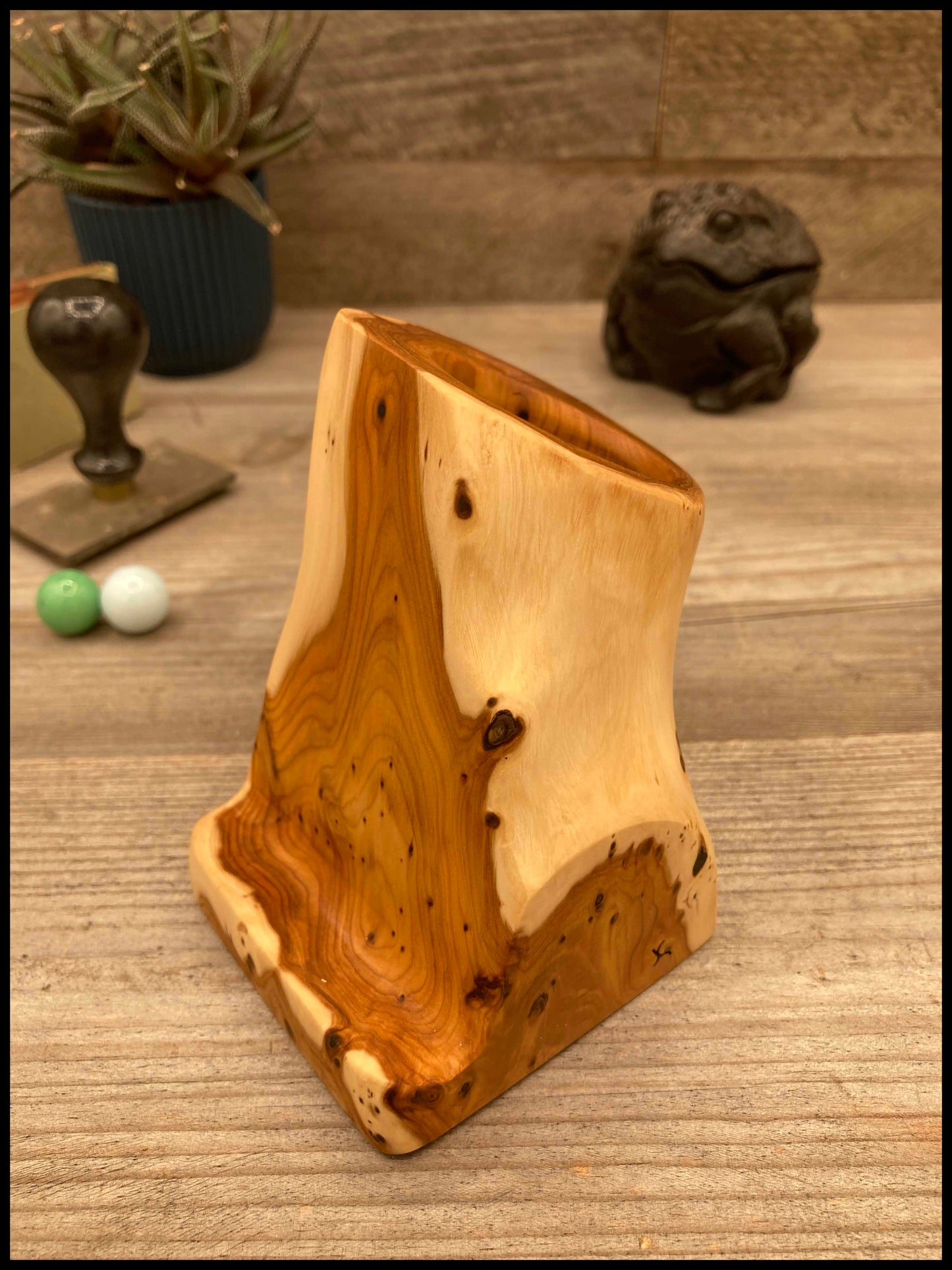 Solid thuja wood desk organizer: a desk Thurganizer
