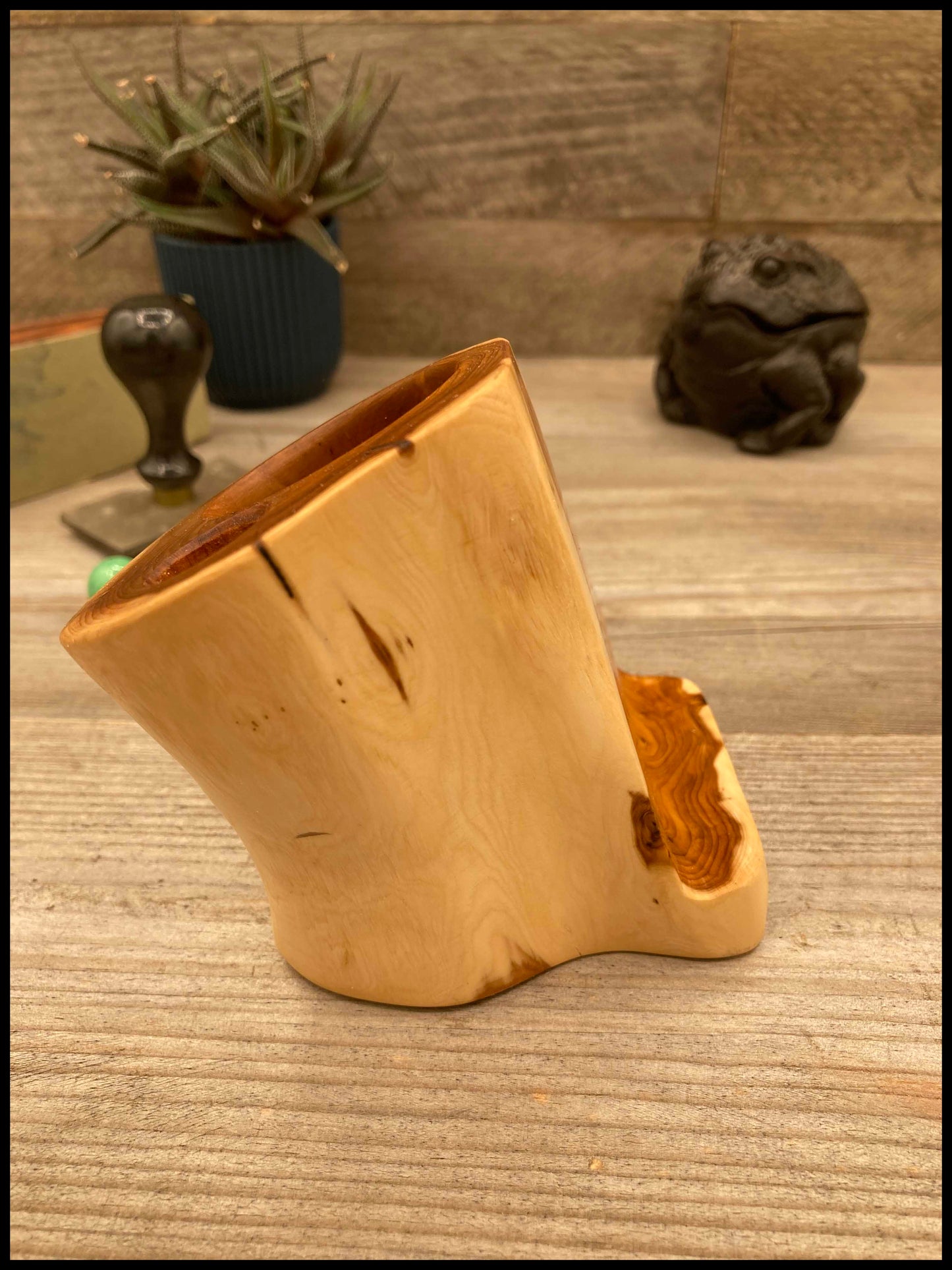 Solid thuja wood desk organizer: a desk Thurganizer