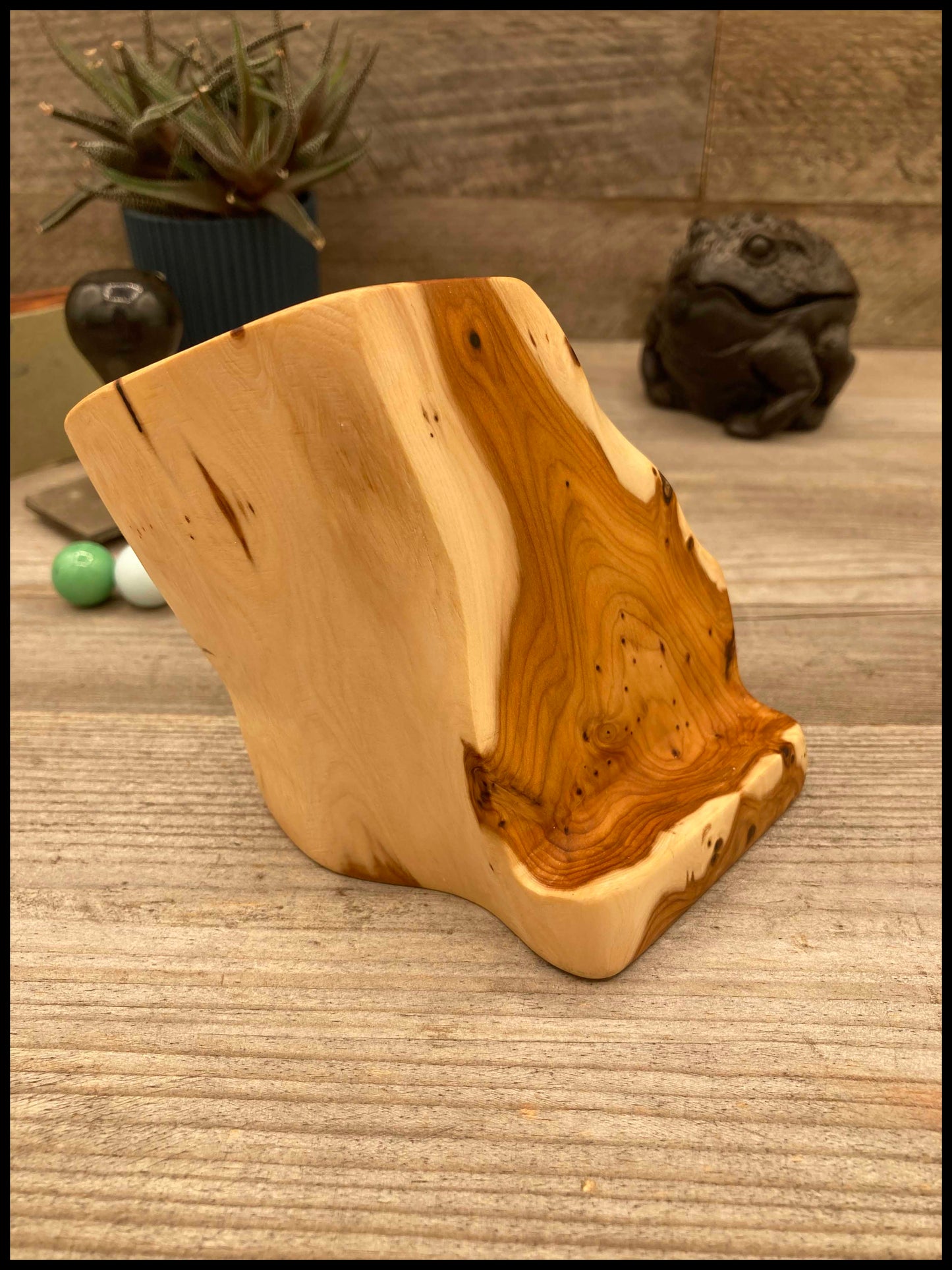Solid thuja wood desk organizer: a desk Thurganizer