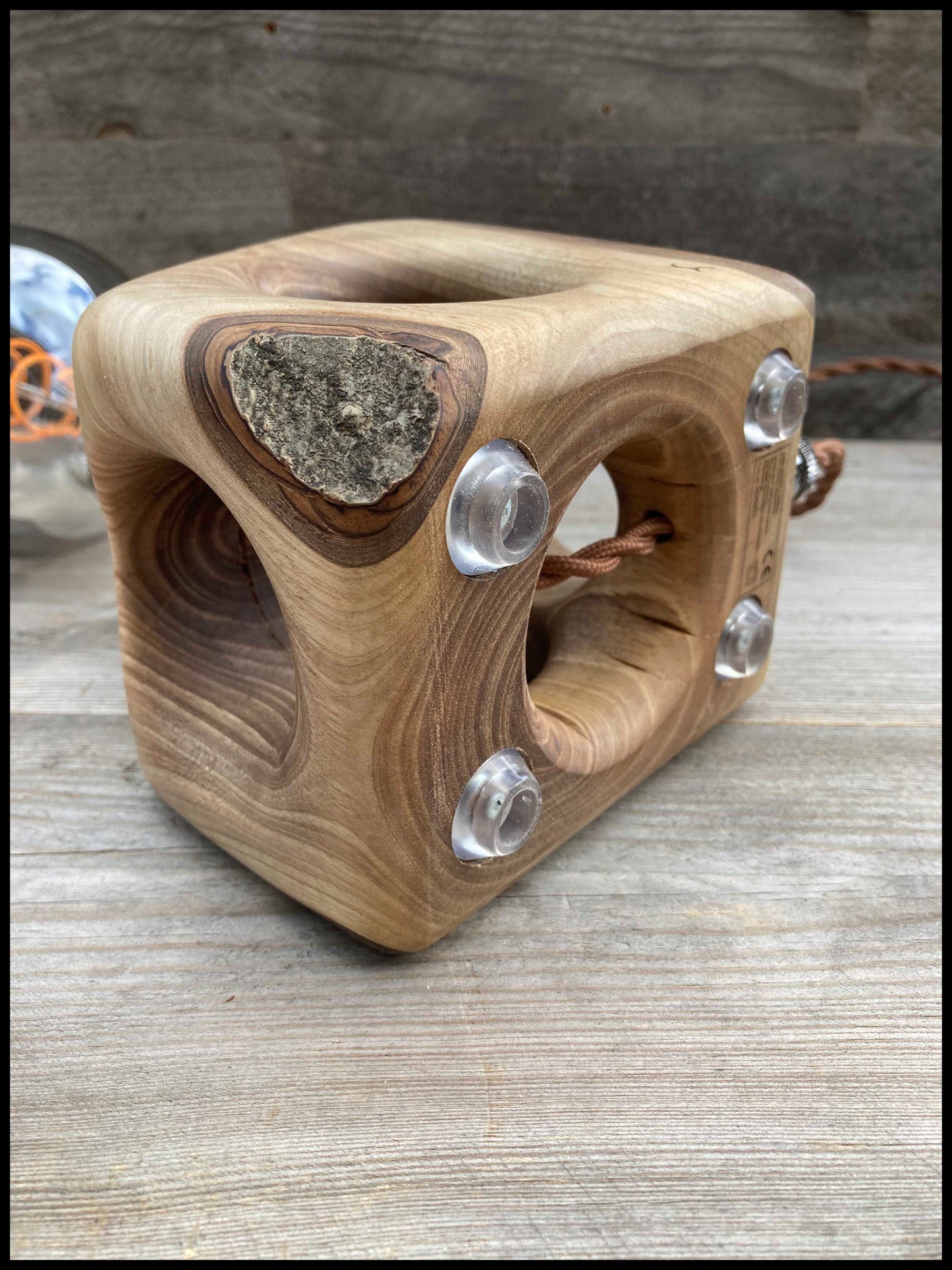 Lampe bois de noyer massif , vue de dessous avec pieds vissés