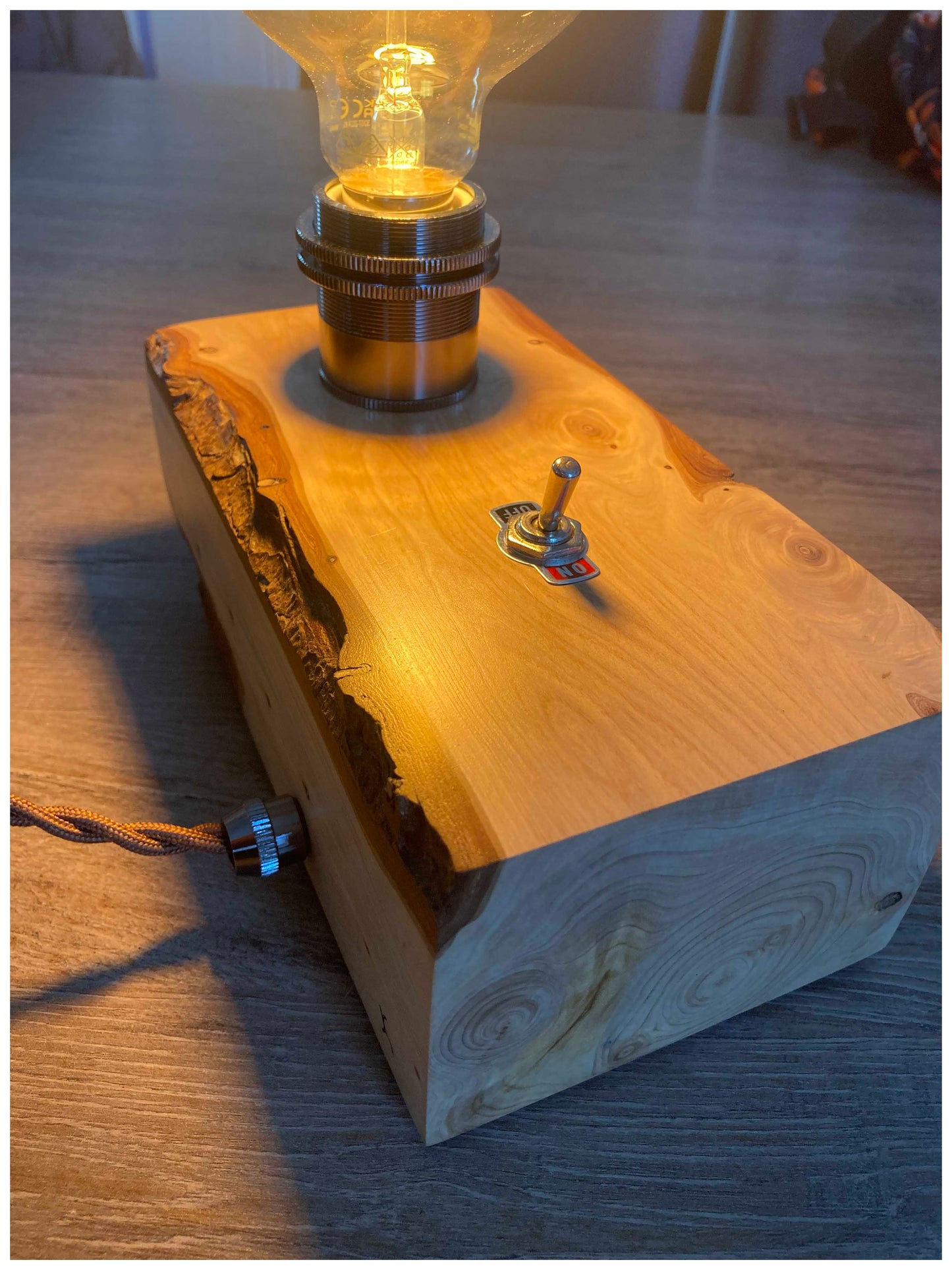 Lampe en thuya massif  – vintage et design