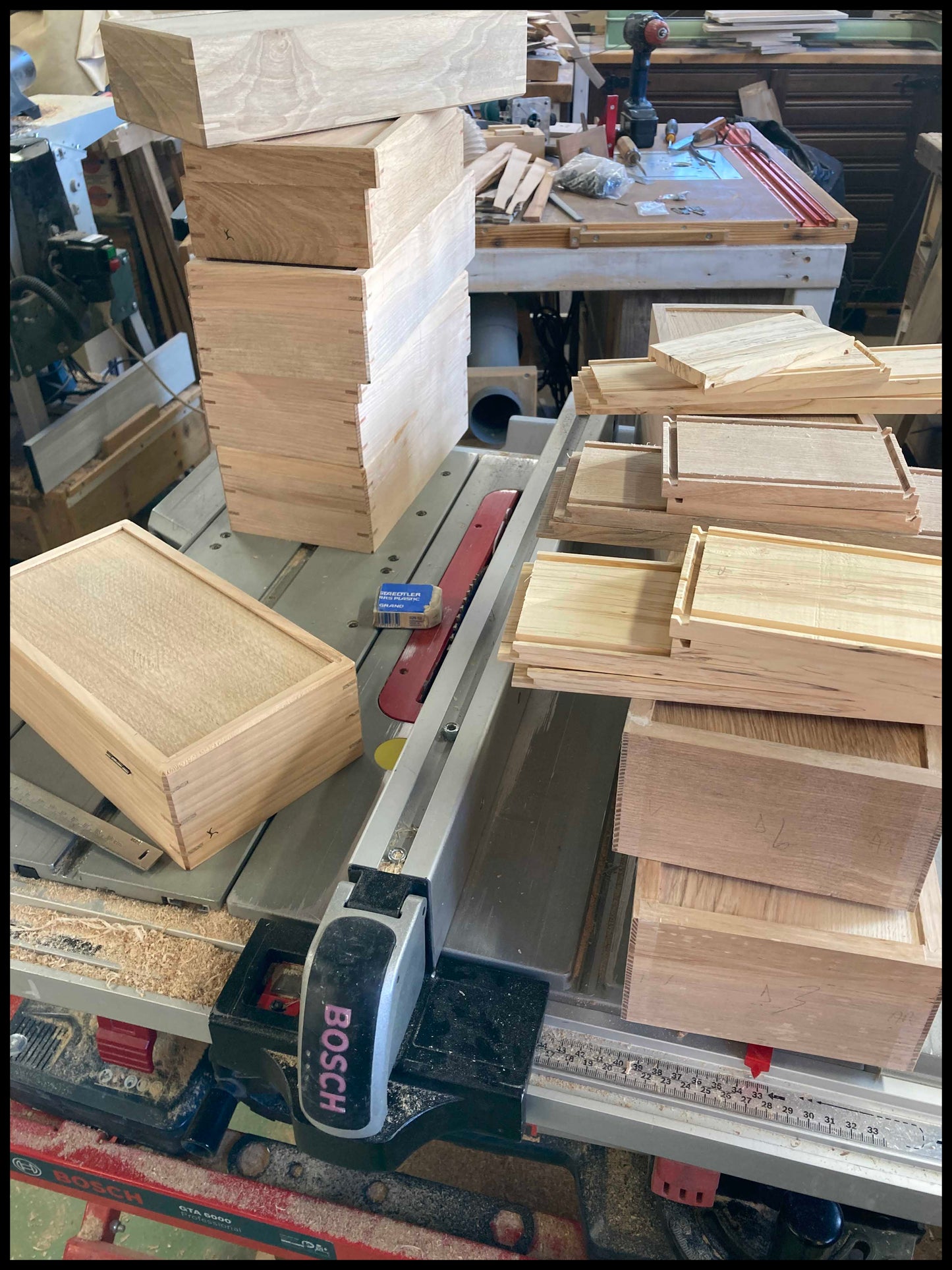 Boîte à montres 4 compartiments en bois massif de frêne et chêne, capitonnée velours noir