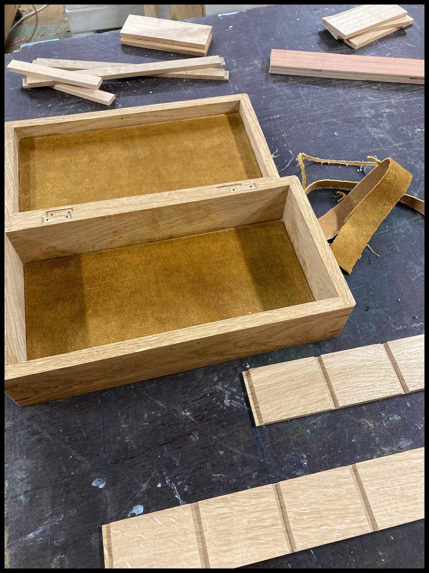 Boîte à montres 4 compartiments en bois massif de chêne et merisier, capitonnée velours