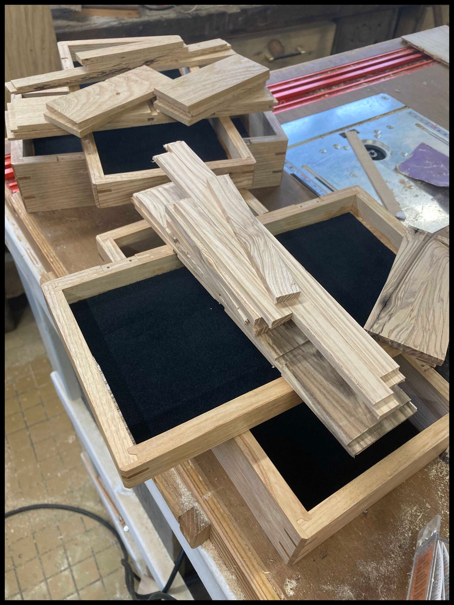 Boîte à montres 4 compartiments en bois massif de frêne et chêne, capitonnée velours noir