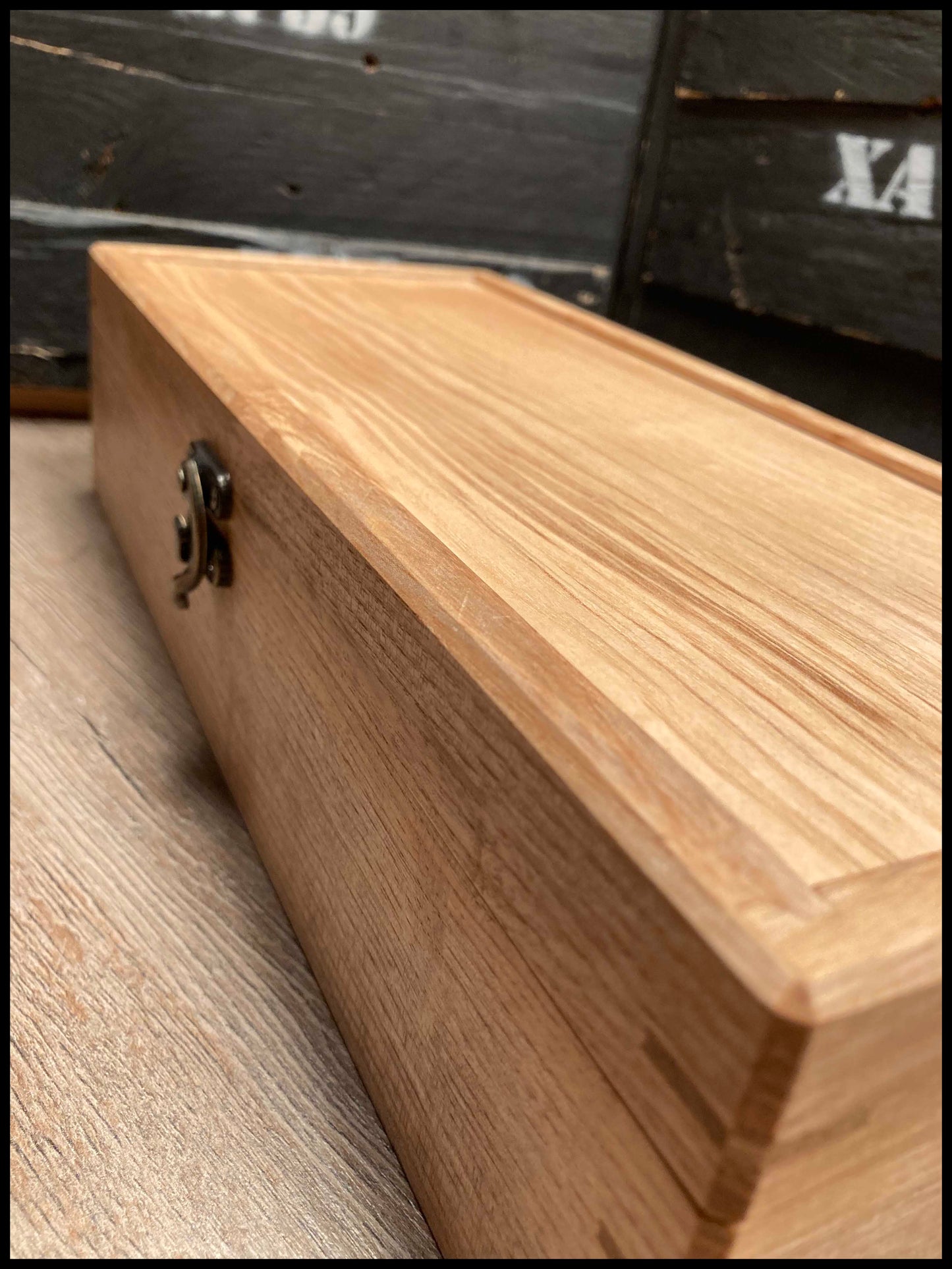 Boîte à montres 5 compartiments en bois massif de frêne avec clés de chêne, capitonné velours noir