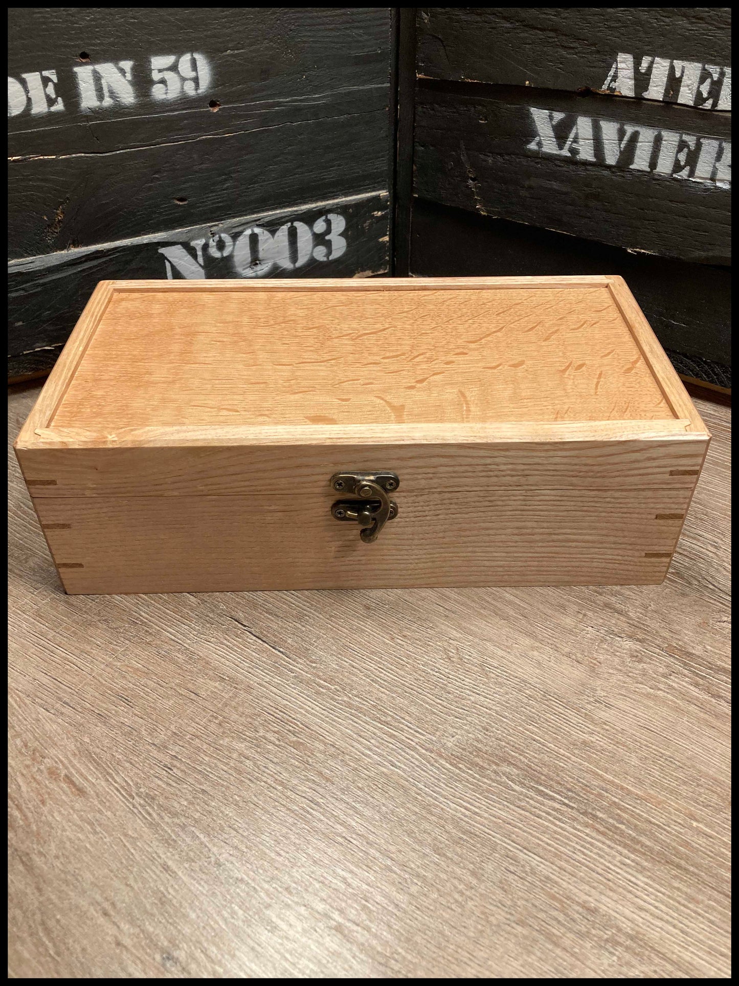 Boîte à montres 4 compartiments en bois massif de frêne et chêne, capitonnée velours noir