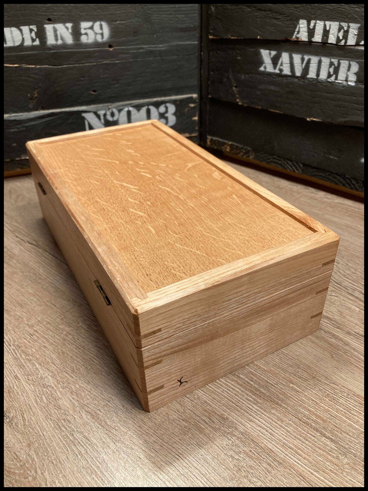 Boîte à montres 4 compartiments en bois massif de frêne et chêne, capitonnée velours noir