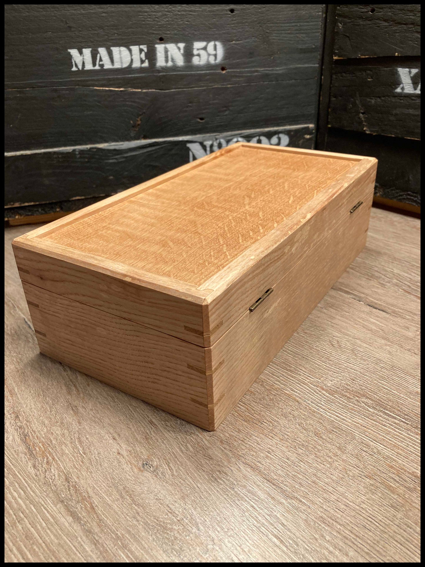 Boîte à montres 4 compartiments en bois massif de frêne et chêne, capitonnée velours noir