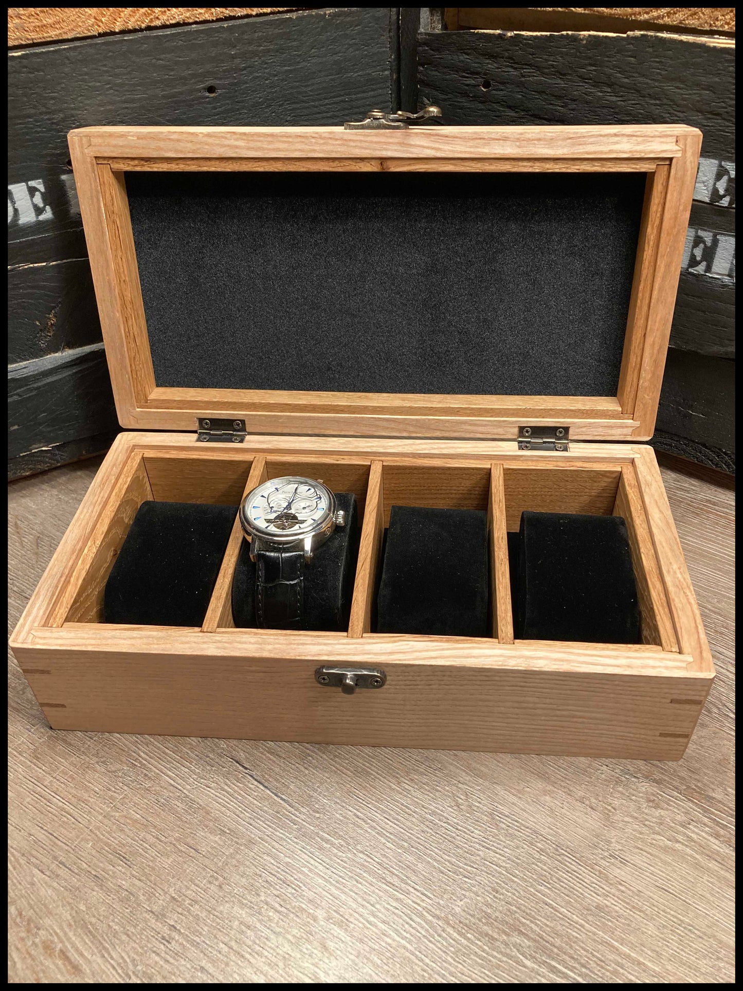 Boîte à montres 4 compartiments en bois massif de frêne et chêne, capitonnée velours noir