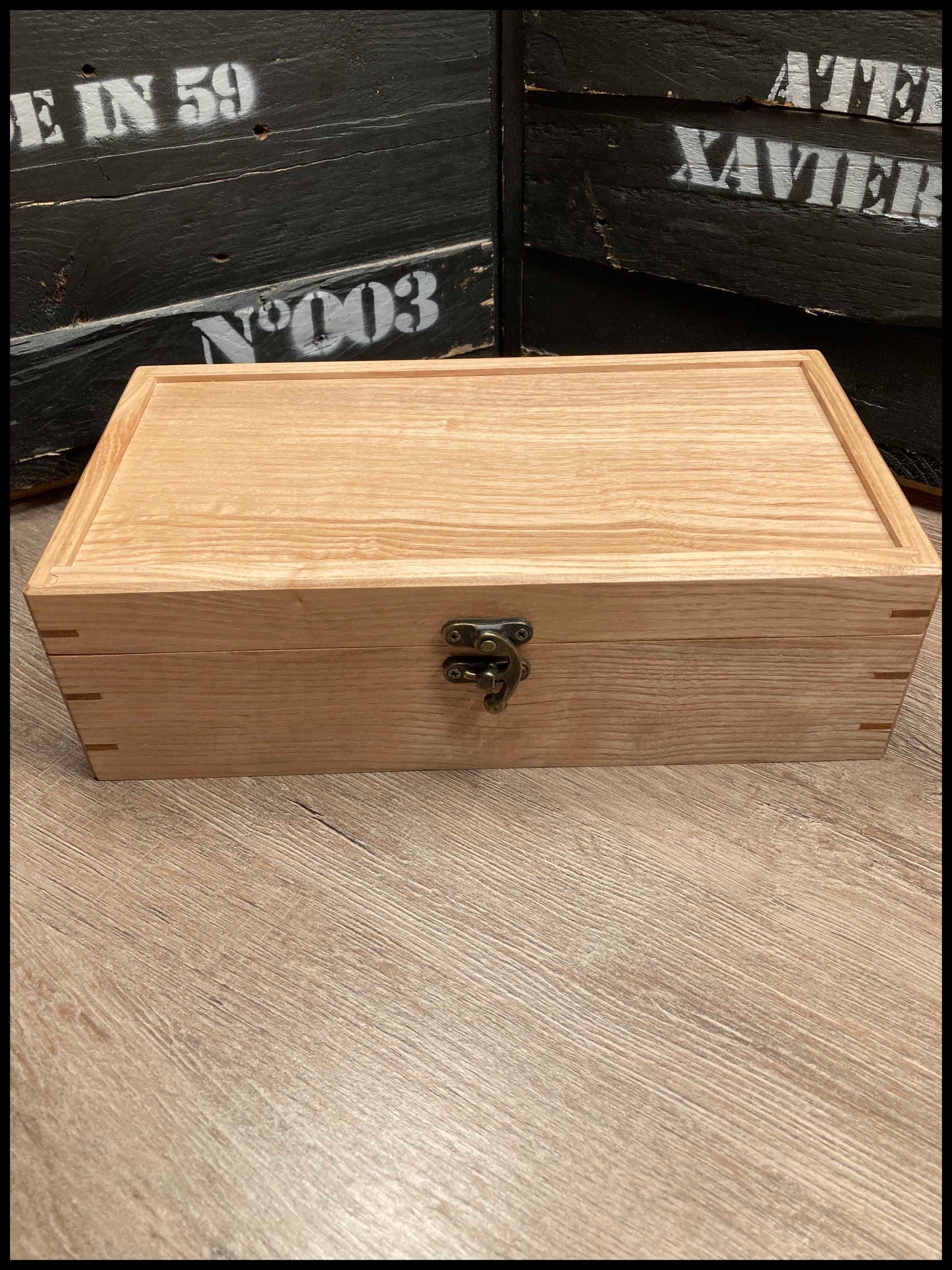 Horlogedoos met 4 compartimenten in massief essenhout met meidoornsleutel, zwart fluweel gevoerd