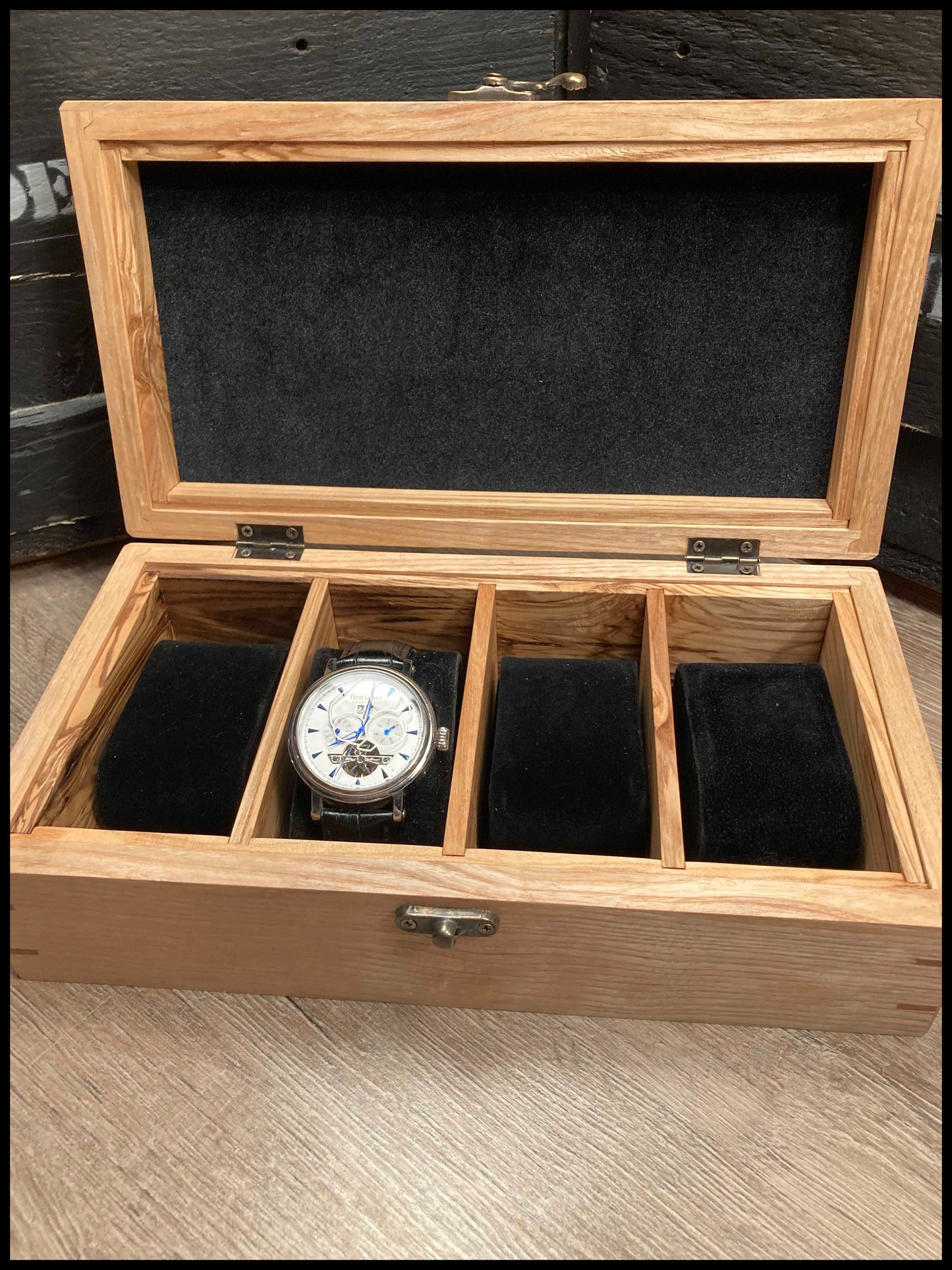 Horlogedoos met 4 compartimenten in massief essenhout met meidoornsleutel, zwart fluweel gevoerd