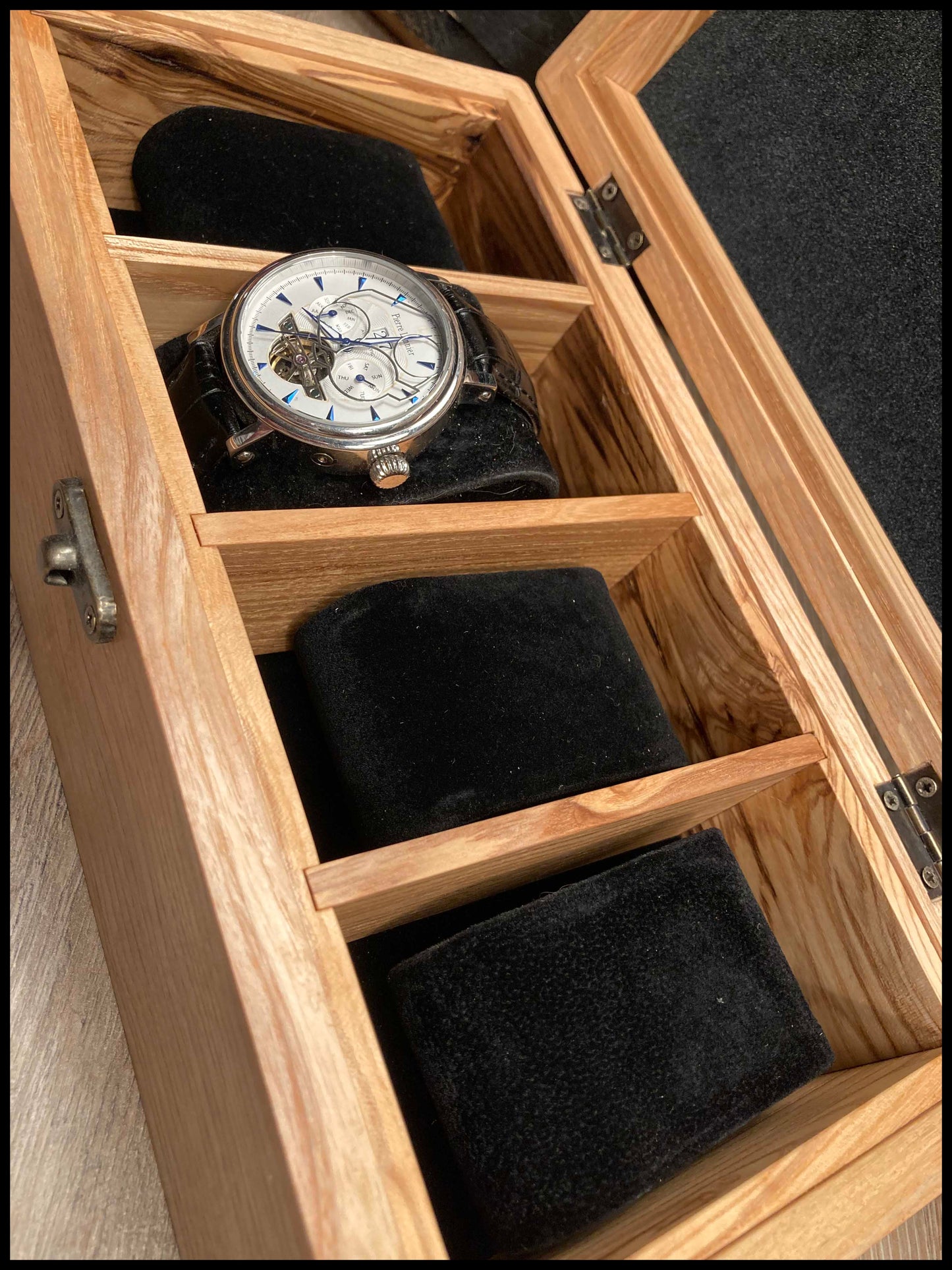 Horlogedoos met 4 compartimenten in massief essenhout met meidoornsleutel, zwart fluweel gevoerd