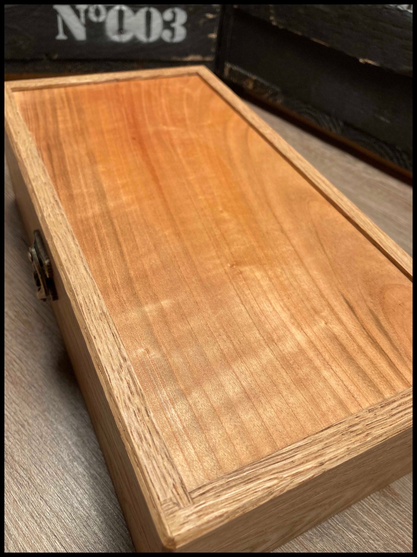 Boîte à montres 4 compartiments en bois massif de chêne et merisier, capitonnée velours