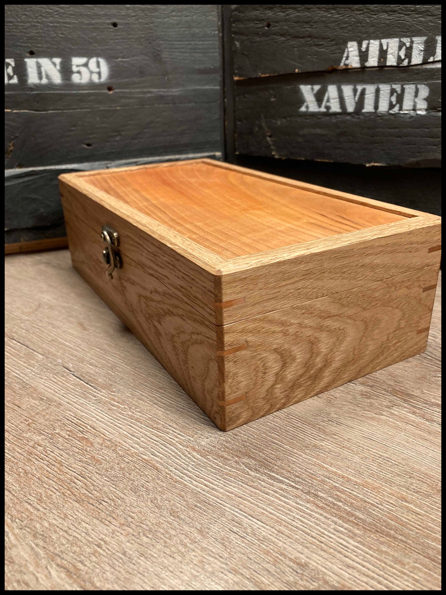 Boîte à montres 4 compartiments en bois massif de chêne et merisier, capitonnée velours