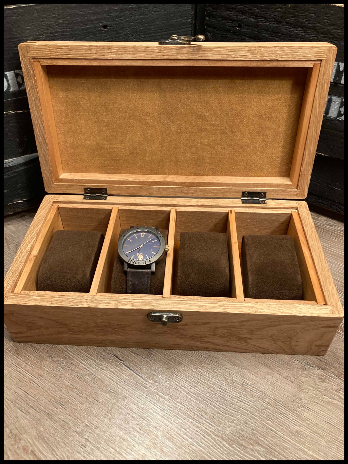 Boîte à montres 4 compartiments en bois massif de chêne et merisier, capitonnée velours