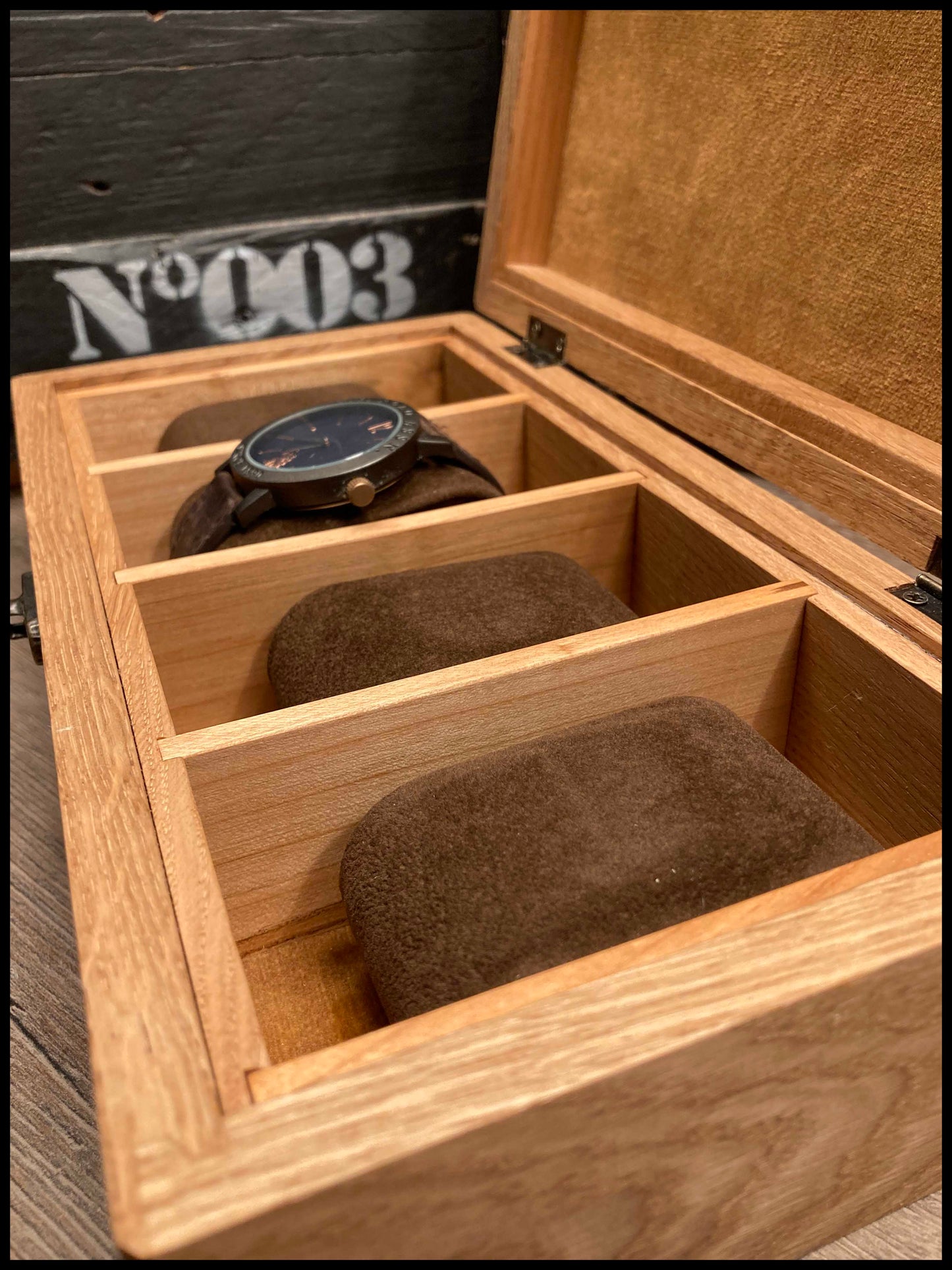 Boîte à montres 4 compartiments en bois massif de chêne et merisier, capitonnée velours