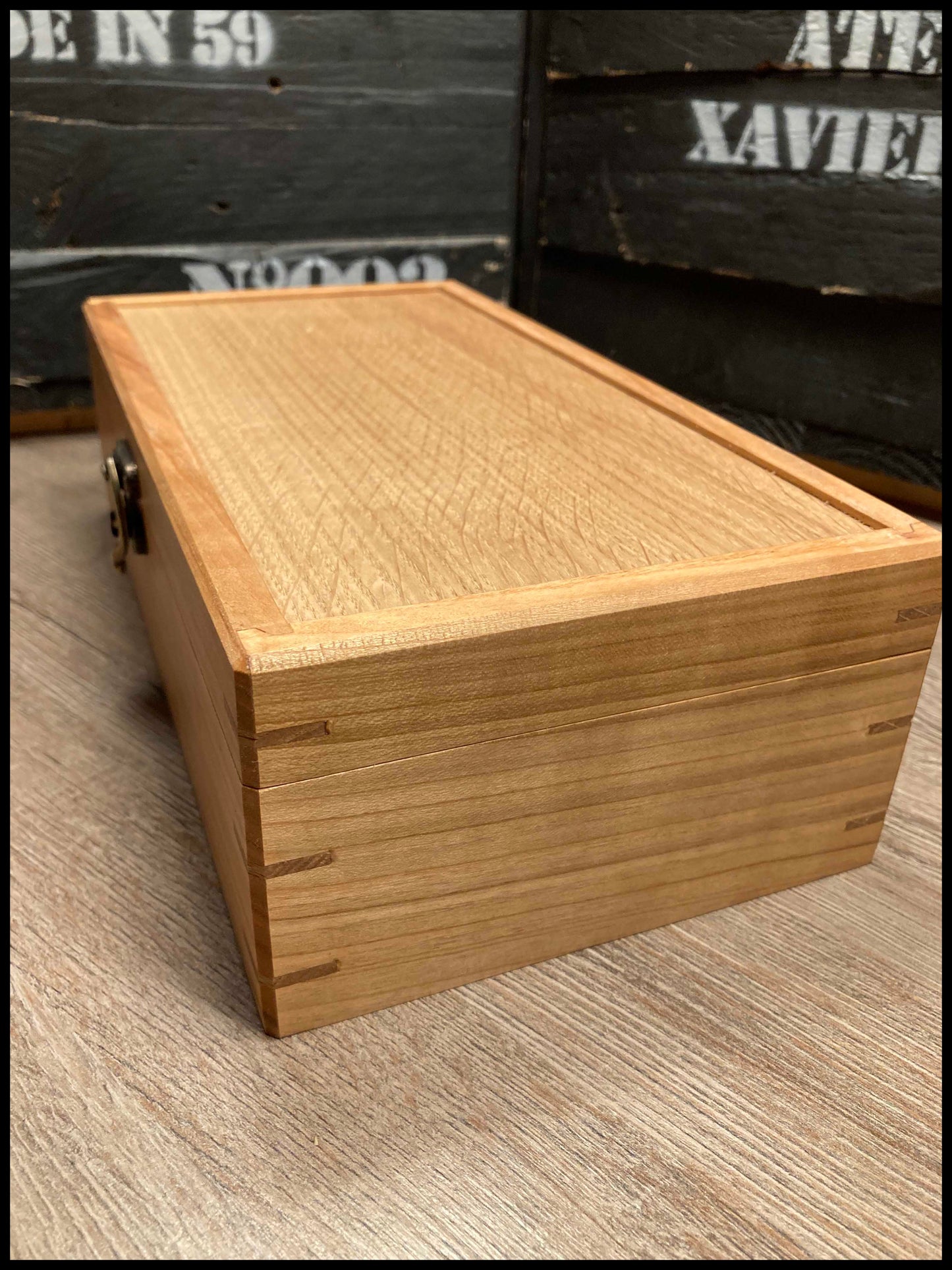 Boîte à montres 4 compartiments en bois massif de merisier et de chêne, capitonnée velours