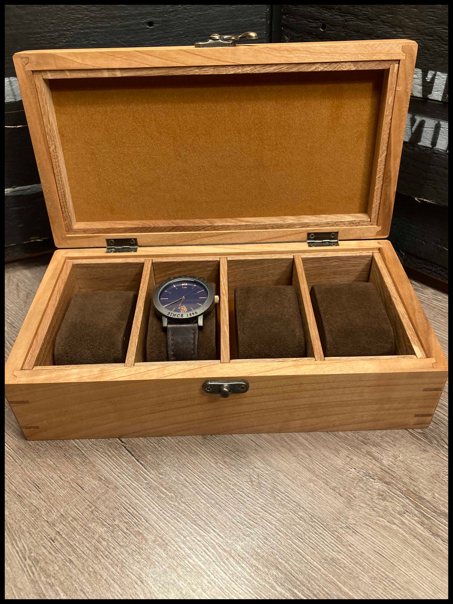 Boîte à montres 4 compartiments en bois massif de merisier et de chêne, capitonnée velours