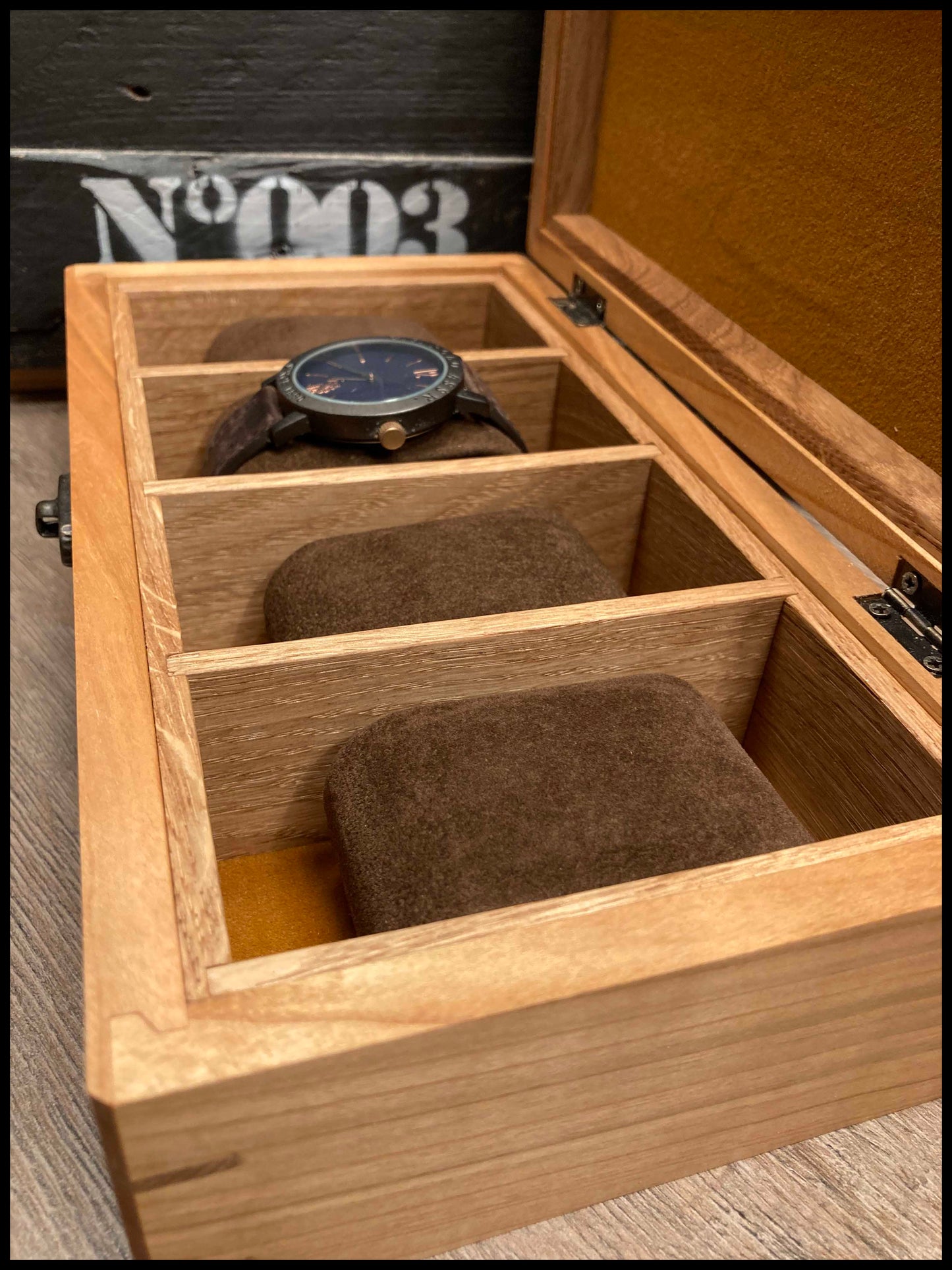 Boîte à montres 4 compartiments en bois massif de merisier et de chêne, capitonnée velours